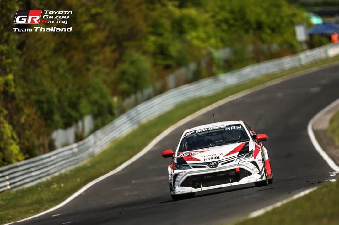 Toyota team thailandさんのインスタグラム写真 - (Toyota team thailandInstagram)「🚗RACE DAY✌🏻✌🏻  ผ่านมาแล้วกว่า 10 ชั่วโมง กับการแข่งขันมาราธอนสุดโหด 24 ชั่วโมง  #120 อันดับ 1 ในรุ่น #119 อันดับ 3 ในรุ่น  🚗🇹🇭เชียร์ทีมไทย หนึ่งเดียวในรายการ 51st  ADAC 24h Race Nürburgring กับการป้องกันแชมป์โลกสมัยที่ 4 Live Streaming: https://www.youtube.com/watch?v=-QamjyNCypg 🕝🇹🇭 เริ่มแข่ง วันเสาร์ที่ 20 พฤษภาคม 20:30น. - 20:30น. ของวันอาทิตย์ Nürburgring สนามแข่งขันในตำนานตั้งอยู่ที่เมืองนูร์เบอร์ก ประเทศเยอรมนี ที่นักแข่งและทีมแข่งรถยนต์ทั่วโลกอยากจะไปสัมผัสประสบการณ์ความท้าทาย ความหฤโหดและอันตรายเป็นอันดับต้นๆ ของโลก กับความยาวสนามกว่า 25 กม. 73 โค้ง  กับการครบรอบ 10 ปี ของทีมกับการเดินทางไปลงแข่งขันในสนาม Nürburgring สร้างผลงานและชื่อเสียงมากมายให้กับประเทศ ยกระดับวงการมอเตอร์สปอร์ตไทยให้เป็นที่รู้จักในระดับโลก TGRTT จะใช้รถ TOYOTA Corolla Altis GR Sports 2 คัน หมายเลข 119 ขับโดย arto, MadCow, Man, Ton และ 120 ขับโดย Jum, Hong, Kawamura และ Glarr โดยในปีนี้จะมีทีมร่วมลงแข่งขัน 132 คันด้วยกัน ร่วมเป็นส่วนหนึ่งในความสำเร็จของคนไทยในวงการมอเตอร์สปอร์ตระดับโลก🇹🇭」5月21日 9時44分 - toyotagazooracingteamthailand