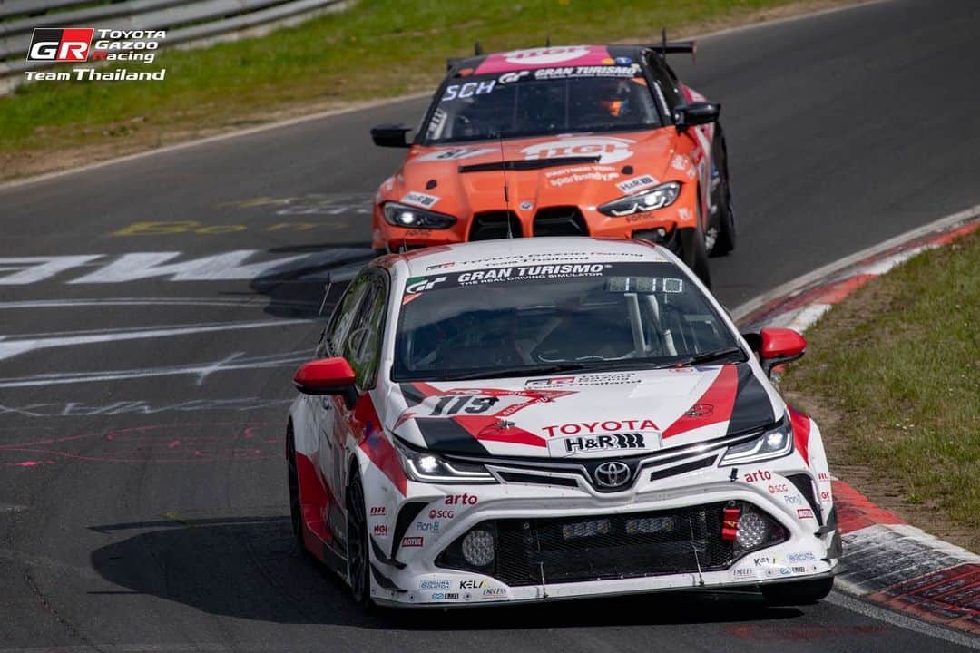Toyota team thailandさんのインスタグラム写真 - (Toyota team thailandInstagram)「🚗RACE DAY✌🏻✌🏻  ผ่านมาแล้วกว่า 10 ชั่วโมง กับการแข่งขันมาราธอนสุดโหด 24 ชั่วโมง  #120 อันดับ 1 ในรุ่น #119 อันดับ 3 ในรุ่น  🚗🇹🇭เชียร์ทีมไทย หนึ่งเดียวในรายการ 51st  ADAC 24h Race Nürburgring กับการป้องกันแชมป์โลกสมัยที่ 4 Live Streaming: https://www.youtube.com/watch?v=-QamjyNCypg 🕝🇹🇭 เริ่มแข่ง วันเสาร์ที่ 20 พฤษภาคม 20:30น. - 20:30น. ของวันอาทิตย์ Nürburgring สนามแข่งขันในตำนานตั้งอยู่ที่เมืองนูร์เบอร์ก ประเทศเยอรมนี ที่นักแข่งและทีมแข่งรถยนต์ทั่วโลกอยากจะไปสัมผัสประสบการณ์ความท้าทาย ความหฤโหดและอันตรายเป็นอันดับต้นๆ ของโลก กับความยาวสนามกว่า 25 กม. 73 โค้ง  กับการครบรอบ 10 ปี ของทีมกับการเดินทางไปลงแข่งขันในสนาม Nürburgring สร้างผลงานและชื่อเสียงมากมายให้กับประเทศ ยกระดับวงการมอเตอร์สปอร์ตไทยให้เป็นที่รู้จักในระดับโลก TGRTT จะใช้รถ TOYOTA Corolla Altis GR Sports 2 คัน หมายเลข 119 ขับโดย arto, MadCow, Man, Ton และ 120 ขับโดย Jum, Hong, Kawamura และ Glarr โดยในปีนี้จะมีทีมร่วมลงแข่งขัน 132 คันด้วยกัน ร่วมเป็นส่วนหนึ่งในความสำเร็จของคนไทยในวงการมอเตอร์สปอร์ตระดับโลก🇹🇭」5月21日 9時44分 - toyotagazooracingteamthailand