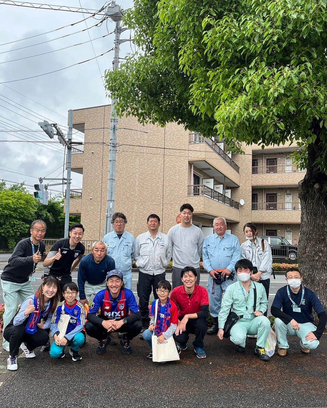 石川直宏さんのインスタグラム写真 - (石川直宏Instagram)「『道路クリーンアッププロジェクト & 鹿島』  朝は府中。霧雨が降ったり止んだりの不安定な天候でしたが、府中市役所・市民・ファンサポーターの皆さんと一緒に道路沿いの花壇・ゴミ清掃を一緒に🤝  普段慣れ親しんだ土地だからこそ、当たり前過ぎて気づかなかった事が多くある。  当たり前になっている環境は、決して当たり前ではない。誰かが何処で管理をするからこそ当たり前の日常を過ごせている。  そういった事に気づきながら、日常を過ごせると、人や環境への配慮や敬意・感謝が生まれる。  そんな気づきや感度を、ホームタウンとの協働の中から発信し、広げていきたいと思っています。  皆さんと街を綺麗にし、ゴミと運を掴んだ終了後は初めてバイクで、カシマスタジアムへ。完全プライベート。  バイクだと駐車場無料✨  向かい風が強くて大変でした🌪️  モツ煮とタコ飯とノンアルコールビールいただきながら観戦。  5連勝中の鹿島相手にアウェイでドロー。悪くないけどもっと出来る！やれる！  まずは次のルヴァンホームセレッソ戦。連戦だけど一丸となって🔥  #道路クリーンアッププロジェクト  #Fuchu #府中 #Hometown #ホームタウン #CCA #クラブコミュニケーターアクション #楽しくやろうCCAゴミ拾い部 #fctokyoclubcommunicator  #FC東京クラブコミュニケーター #NaohiroIshikawa #石川直宏   #明治安田生命J1リーグ #jleague #Jリーグ #DAZN #鹿島FC東京 #fctokyo #FC東京 #Tokyo #東京 #東京が熱狂」5月21日 9時53分 - sgss.18