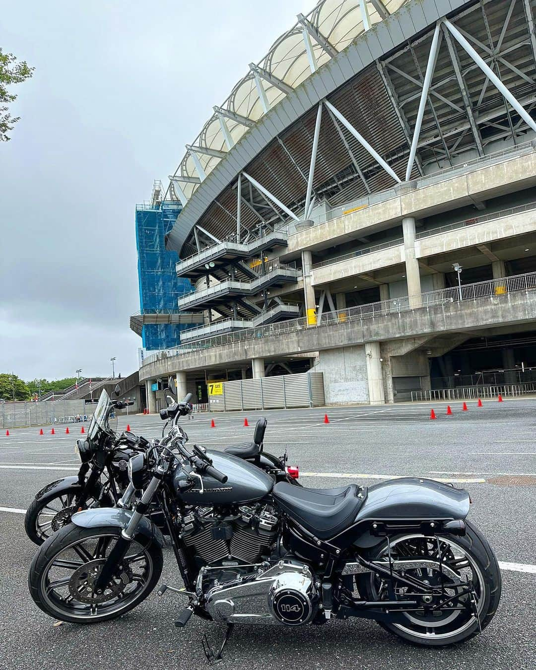 石川直宏さんのインスタグラム写真 - (石川直宏Instagram)「『道路クリーンアッププロジェクト & 鹿島』  朝は府中。霧雨が降ったり止んだりの不安定な天候でしたが、府中市役所・市民・ファンサポーターの皆さんと一緒に道路沿いの花壇・ゴミ清掃を一緒に🤝  普段慣れ親しんだ土地だからこそ、当たり前過ぎて気づかなかった事が多くある。  当たり前になっている環境は、決して当たり前ではない。誰かが何処で管理をするからこそ当たり前の日常を過ごせている。  そういった事に気づきながら、日常を過ごせると、人や環境への配慮や敬意・感謝が生まれる。  そんな気づきや感度を、ホームタウンとの協働の中から発信し、広げていきたいと思っています。  皆さんと街を綺麗にし、ゴミと運を掴んだ終了後は初めてバイクで、カシマスタジアムへ。完全プライベート。  バイクだと駐車場無料✨  向かい風が強くて大変でした🌪️  モツ煮とタコ飯とノンアルコールビールいただきながら観戦。  5連勝中の鹿島相手にアウェイでドロー。悪くないけどもっと出来る！やれる！  まずは次のルヴァンホームセレッソ戦。連戦だけど一丸となって🔥  #道路クリーンアッププロジェクト  #Fuchu #府中 #Hometown #ホームタウン #CCA #クラブコミュニケーターアクション #楽しくやろうCCAゴミ拾い部 #fctokyoclubcommunicator  #FC東京クラブコミュニケーター #NaohiroIshikawa #石川直宏   #明治安田生命J1リーグ #jleague #Jリーグ #DAZN #鹿島FC東京 #fctokyo #FC東京 #Tokyo #東京 #東京が熱狂」5月21日 9時53分 - sgss.18