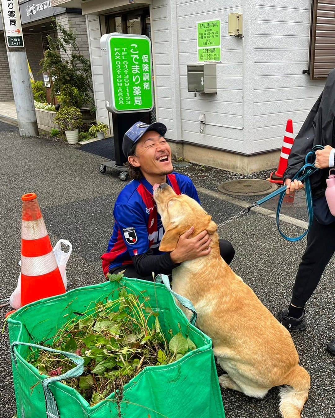 石川直宏さんのインスタグラム写真 - (石川直宏Instagram)「『道路クリーンアッププロジェクト & 鹿島』  朝は府中。霧雨が降ったり止んだりの不安定な天候でしたが、府中市役所・市民・ファンサポーターの皆さんと一緒に道路沿いの花壇・ゴミ清掃を一緒に🤝  普段慣れ親しんだ土地だからこそ、当たり前過ぎて気づかなかった事が多くある。  当たり前になっている環境は、決して当たり前ではない。誰かが何処で管理をするからこそ当たり前の日常を過ごせている。  そういった事に気づきながら、日常を過ごせると、人や環境への配慮や敬意・感謝が生まれる。  そんな気づきや感度を、ホームタウンとの協働の中から発信し、広げていきたいと思っています。  皆さんと街を綺麗にし、ゴミと運を掴んだ終了後は初めてバイクで、カシマスタジアムへ。完全プライベート。  バイクだと駐車場無料✨  向かい風が強くて大変でした🌪️  モツ煮とタコ飯とノンアルコールビールいただきながら観戦。  5連勝中の鹿島相手にアウェイでドロー。悪くないけどもっと出来る！やれる！  まずは次のルヴァンホームセレッソ戦。連戦だけど一丸となって🔥  #道路クリーンアッププロジェクト  #Fuchu #府中 #Hometown #ホームタウン #CCA #クラブコミュニケーターアクション #楽しくやろうCCAゴミ拾い部 #fctokyoclubcommunicator  #FC東京クラブコミュニケーター #NaohiroIshikawa #石川直宏   #明治安田生命J1リーグ #jleague #Jリーグ #DAZN #鹿島FC東京 #fctokyo #FC東京 #Tokyo #東京 #東京が熱狂」5月21日 9時53分 - sgss.18