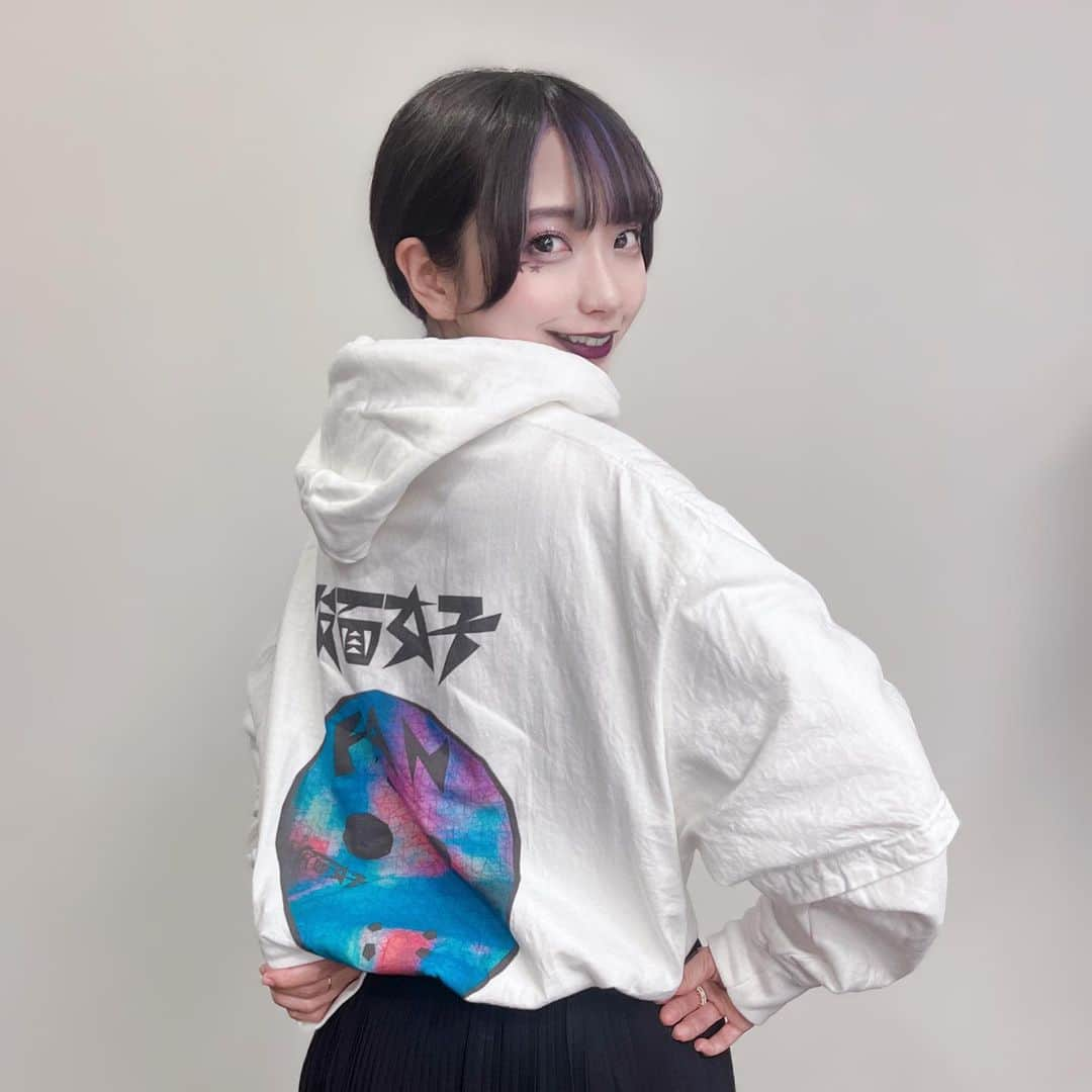 月野もあのインスタグラム：「𓂃 𓈒𓏸◌‬  私がデザイン担当した 仮面女子Tシャツ絶賛発売中！  月野もあタオルは 販売初日に完売しました！ ありがとうございます🥲💜 (再販の予定無し)  #Tシャツ #デザイン #design  #仮面女子 #タオル」