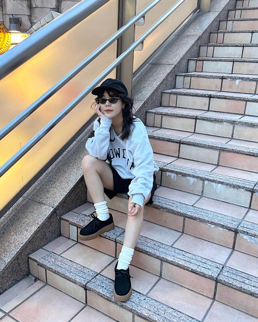 長澤メイのインスタグラム：「🫶🤎🖤 @clarksshoes #clarks #クラークス #torhill」
