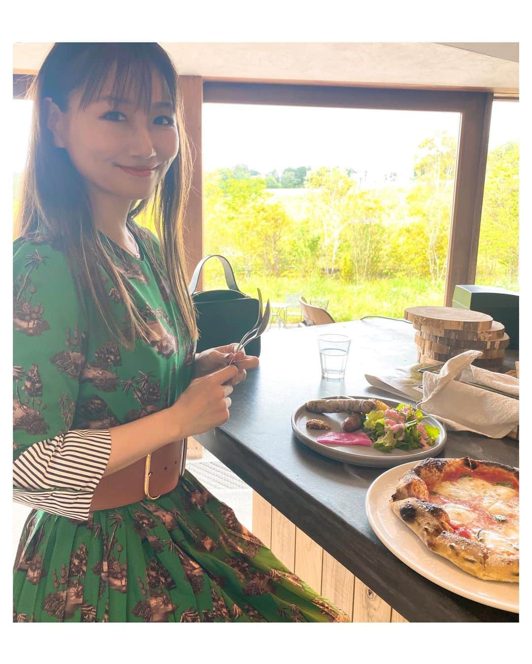 大塚愛さんのインスタグラム写真 - (大塚愛Instagram)「千葉は木更津にあるKURKKUFIELDSにて、食と音楽と学びの宴『ENNICHI』  左から ヴィラアイーダのシェフ小林寛司さん ライフスタイリスト大田由香梨さん プロデューサー小林武史さん  ゆかりさんも武史さんも久々の再会で 嬉しい😊  食と音楽とアートを楽しめる場、それは心身への栄養、とっても素敵な場所です👩🏼‍🌾  昨日は夕暮れをバックに武史さんと四家卯大さんの演奏を拝聴し、 大好きなチェロの暖かみに武史さんのピアノに感動し泣きました。  食の美味しさびっくりに加え、5枚目みたいなサプライズ感あるスイーツなど、在住の水牛たちのミルクも味わえ、アートまで楽しめちゃう満足度がかなり高いです。  いちごミルク絶対食べてほしい！ からあげもヤバイ！  AIO　#kurkkufields  #ennichi  #food #music #art #千葉 #木更津 #なんか #家族写真 #みたい」5月21日 9時56分 - aiotsuka_official