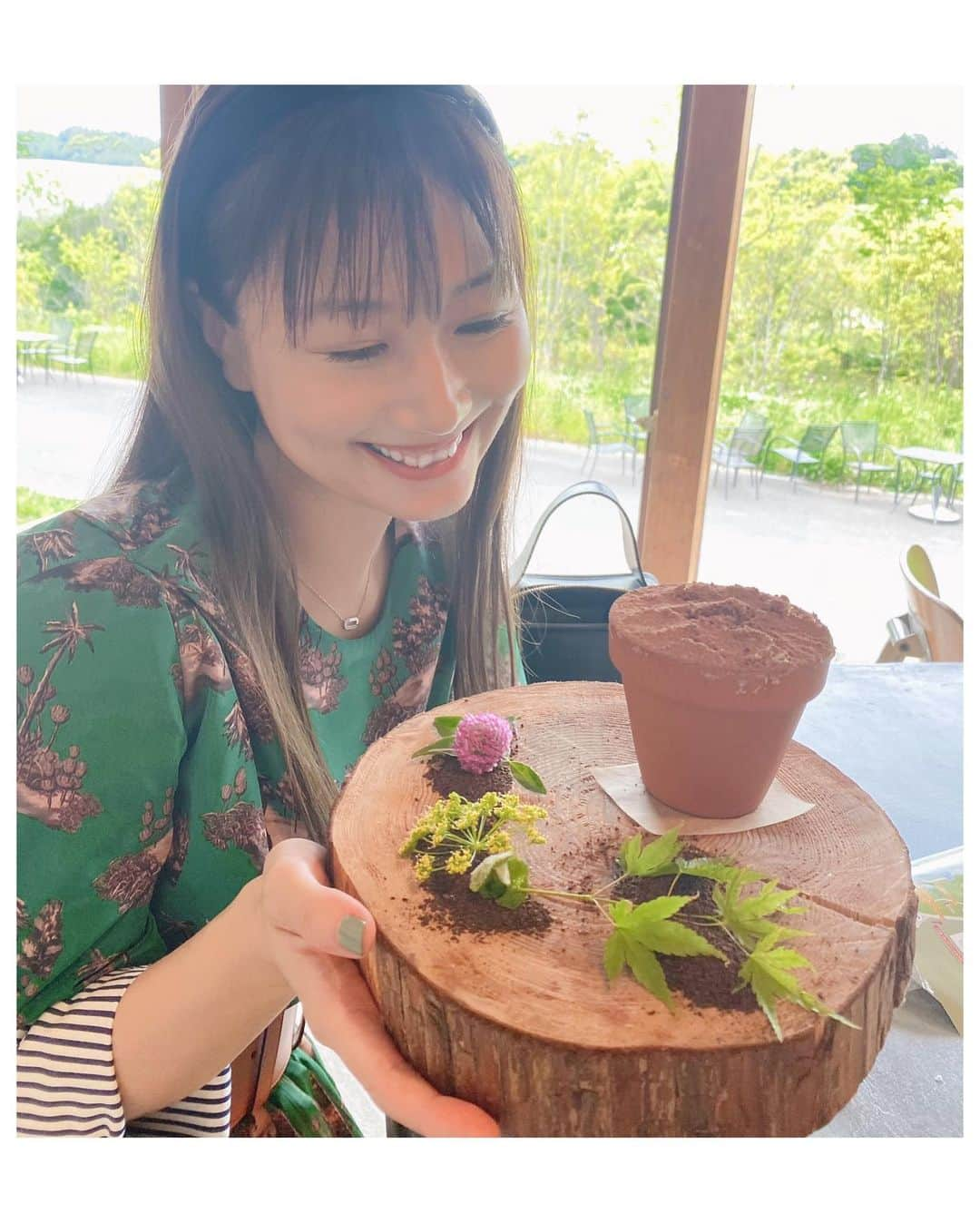 大塚愛さんのインスタグラム写真 - (大塚愛Instagram)「千葉は木更津にあるKURKKUFIELDSにて、食と音楽と学びの宴『ENNICHI』  左から ヴィラアイーダのシェフ小林寛司さん ライフスタイリスト大田由香梨さん プロデューサー小林武史さん  ゆかりさんも武史さんも久々の再会で 嬉しい😊  食と音楽とアートを楽しめる場、それは心身への栄養、とっても素敵な場所です👩🏼‍🌾  昨日は夕暮れをバックに武史さんと四家卯大さんの演奏を拝聴し、 大好きなチェロの暖かみに武史さんのピアノに感動し泣きました。  食の美味しさびっくりに加え、5枚目みたいなサプライズ感あるスイーツなど、在住の水牛たちのミルクも味わえ、アートまで楽しめちゃう満足度がかなり高いです。  いちごミルク絶対食べてほしい！ からあげもヤバイ！  AIO　#kurkkufields  #ennichi  #food #music #art #千葉 #木更津 #なんか #家族写真 #みたい」5月21日 9時56分 - aiotsuka_official