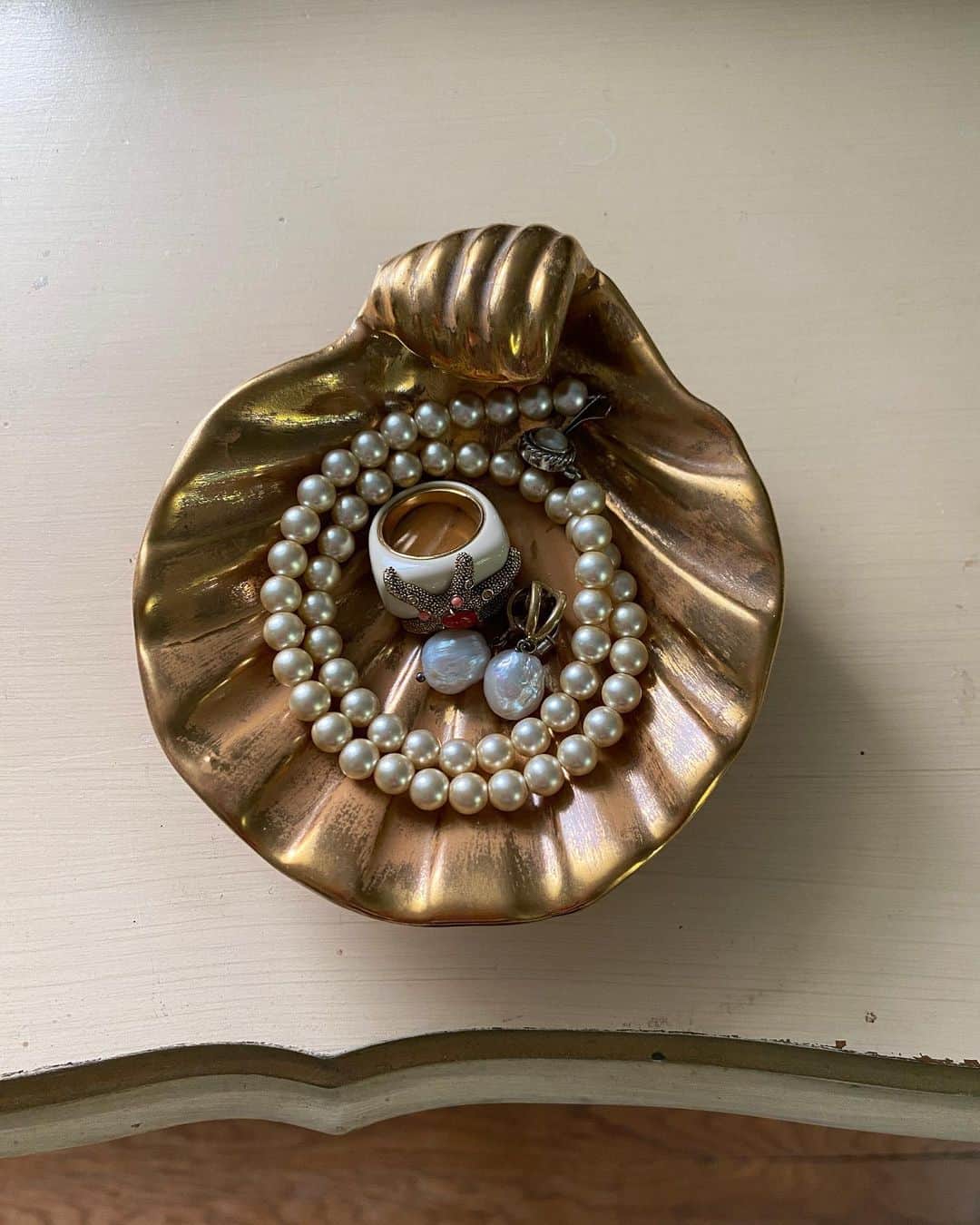 ベイカー恵利沙さんのインスタグラム写真 - (ベイカー恵利沙Instagram)「🪩🪝🪸🦪 One of my favorite vintage jewelry dish ♡」5月21日 9時59分 - bakerelisa