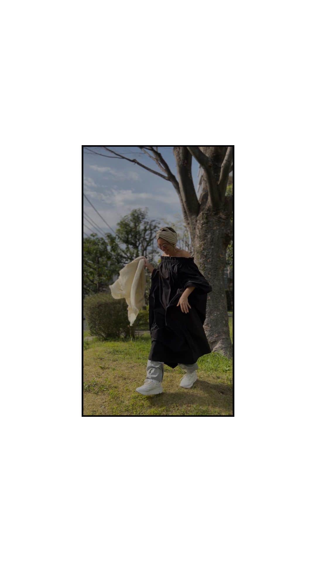 藤田敦子のインスタグラム：「ㅤ しつこめに最後の投稿。 めちゃくちゃ好評いただいておりました @meisme_design @aki_nine  とのコラボドレスですが pop upもオンラインの受注も本日終了いたします。 オンライン販売も本日まで！  中にパンツ履くとこんな感じです✨  #meisme_design #meismeatsukofujita」