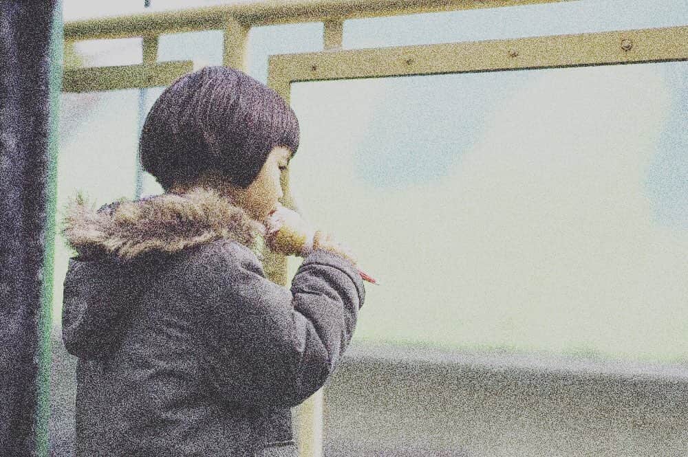 越智千恵子のインスタグラム：「こんなに小さかった長女が13歳になりました。最近は身長が同じくらいになり、思考や発言も私以上に大人で、ひとりの人間として尊敬します。そして誇りに思います。 お誕生日おめでとう🎉 沢山経験して学び、楽しい人生を🥳  #happybirthday#mydaughter #13thbirthday」