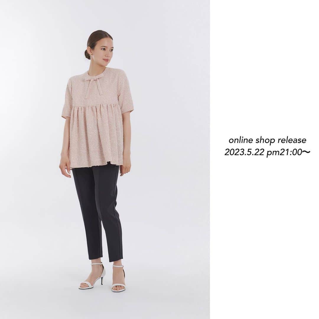 yoriのインスタグラム：「*online shop release*  5/22 pm21:00〜 SPOT商品が 入荷致します！  詳細は商品ページを ご覧ください。  #ヘムフリルボーダーカットソー  #ギンガムショートパフブラウス #ミックスツイードブラウス #ランダムティアードハーフスリーブ  #yori_japan」