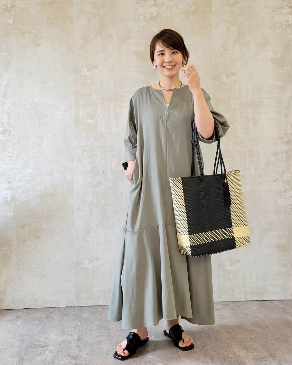 CHIHARUさんのインスタグラム写真 - (CHIHARUInstagram)「さらっと１枚で着れる楽チンワンピース。  👗@laveange_official  👡@lavishgate  👜@chouchou_2011」5月21日 10時18分 - 10090725c