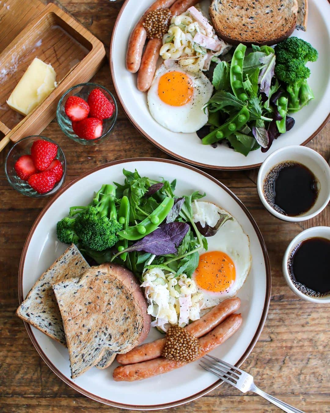 かおしのインスタグラム：「日曜日ののんびり朝ごはん。  胡麻食パントースト、新千歳空港で買った#トンデンファーム の粗挽ウィンナー、マカロニサラダ、平飼い卵の目玉焼き、産直のベビーリーフとスナップエンドウとブロッコリー、イチゴ、珈琲。  茶色の縁取りのお皿(直径27cm)は、札幌の大通公園でやっていたアンティークマーケットで購入したデッドストックの#ストーンウェア 。 軽く価格交渉したらちょっとお安くしてくれて、1枚700円で買えて嬉しい🙌 あの時のお姉さん、ありがとでした(見てないけど)🙏  今朝の珈琲は、豆と水の量をきちんと量って丁寧に淹れてみたら、なんだかすごく美味しかった✨ 「こんなに変わる？？」ってくらい🙄 日頃の雑な自分を反省であります😮‍💨  それにしても、#あいの里 の告白結果には、毎回「マジかー⁈」と声が出るほど驚かされている😳 しかしその後よく考えてみて、「若い頃とは違うもんね。そりゃそうするわ。」と妙に納得している私です🤓  #朝ごはん #朝食 #breakfast #ワンプレート #ワンプレートごはん #ワンプレート朝ごはん #私のおいしい写真 #おうちカフェ #モーニング #おうちモーニング #安藤雅信 #竹俣勇壱 #foodporn #onthetable #foodstagram #暮らし #おうちごはん #instafood #うつわ #器 #wp_deli_japan #おうちごはんlover #IGersJP #フーディーテーブル #料理好きな人と繋がりたい」