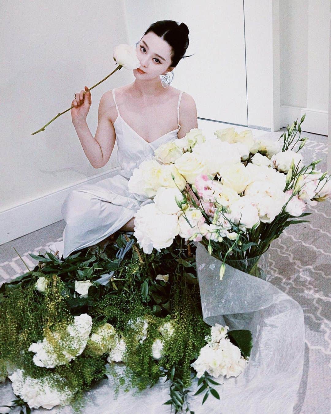 ファン・ビンビンさんのインスタグラム写真 - (ファン・ビンビンInstagram)「Thanks @caritaparis for the beautiful flowers 🤍」5月21日 10時28分 - bingbing_fan