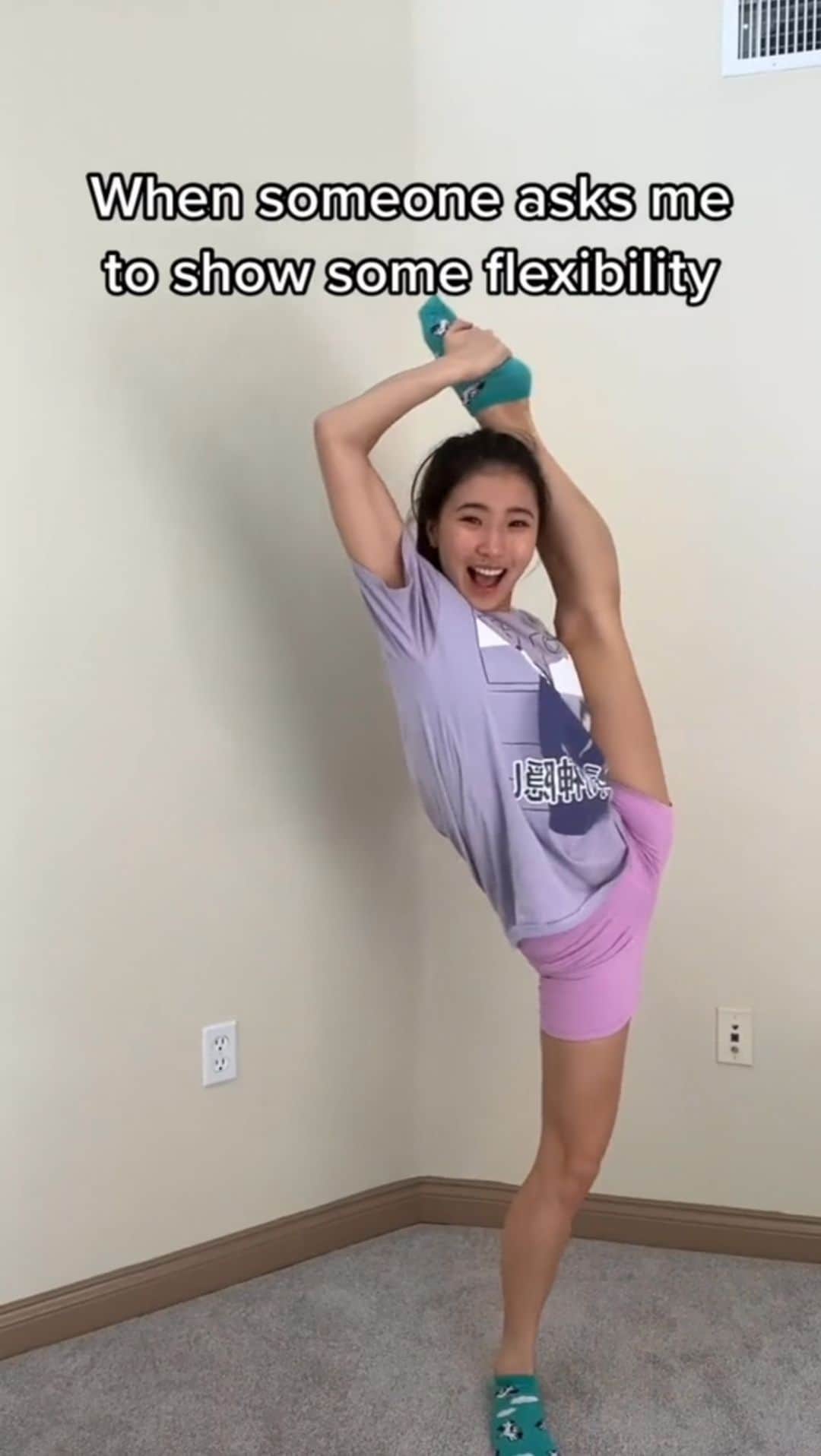 篠原枝令菜のインスタグラム：「Are you a lefty or righty?? I needa work on my left side more 😭😭 #flexibility」