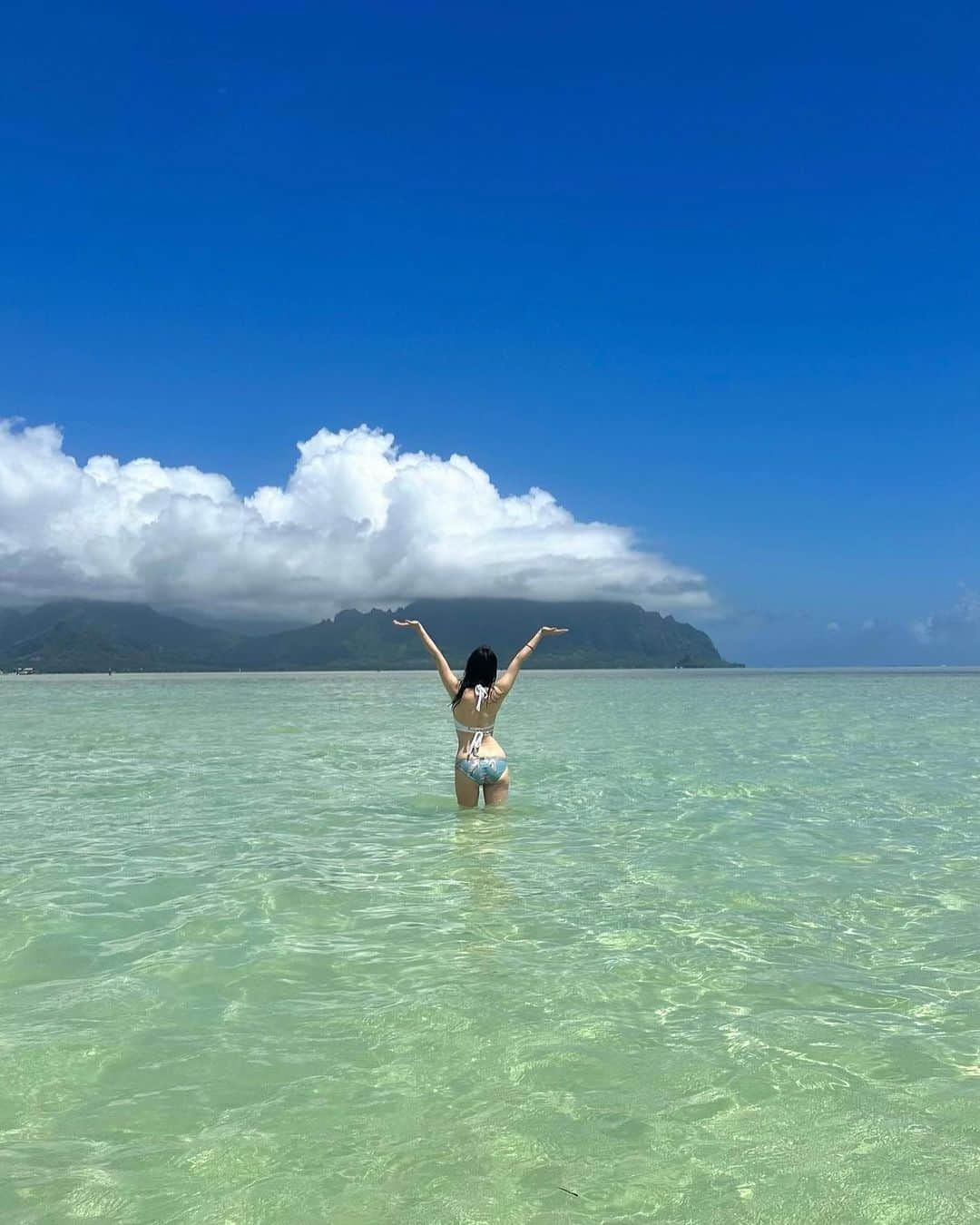 村上麻衣さんのインスタグラム写真 - (村上麻衣Instagram)「「天国の海」と呼ばれるハワイのサンドバー。  あまりに美しいところでしたので、 #無加工 で載せます。  どこまでも浅瀬。 死ぬ前に一度は行ってみてほしい✨  今朝の撮りたてです🌺  （シュノーケリング後なのでメイクもない。ごめんなさい😂）  #unedited #unfiltered  #無修正 #無加工写真 #無加工pic #加工なし #天国の海 #サンドバー #ハワイ #ハワイ旅行 #hawaii#sea#sky #beautiful #nature#america」5月21日 10時33分 - maimaisue