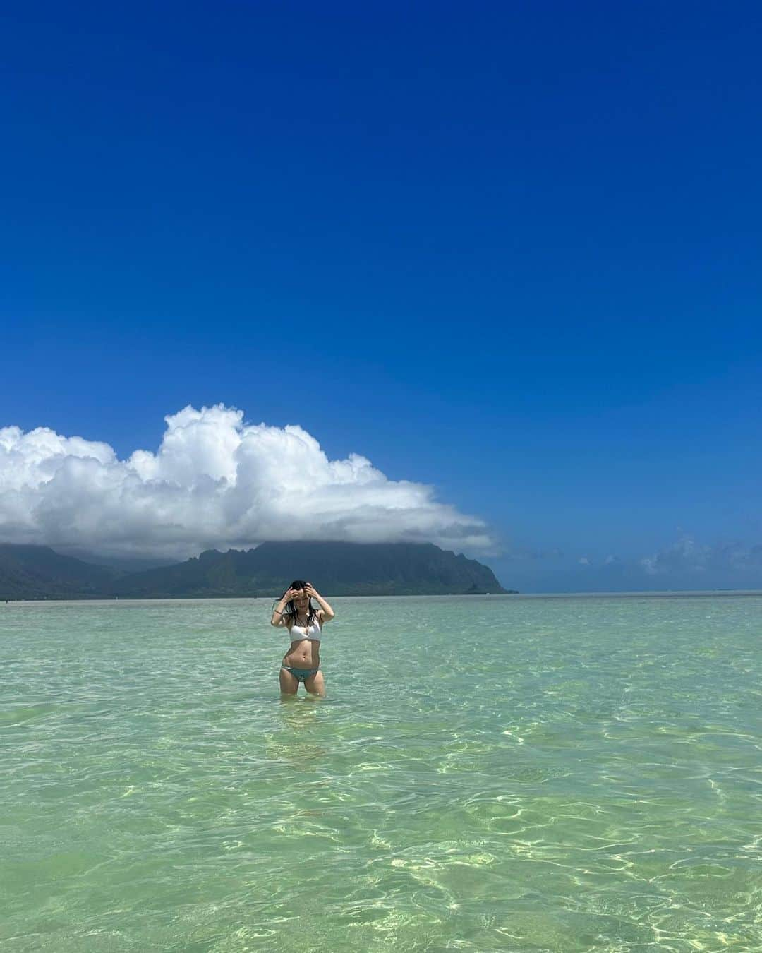 村上麻衣さんのインスタグラム写真 - (村上麻衣Instagram)「「天国の海」と呼ばれるハワイのサンドバー。  あまりに美しいところでしたので、 #無加工 で載せます。  どこまでも浅瀬。 死ぬ前に一度は行ってみてほしい✨  今朝の撮りたてです🌺  （シュノーケリング後なのでメイクもない。ごめんなさい😂）  #unedited #unfiltered  #無修正 #無加工写真 #無加工pic #加工なし #天国の海 #サンドバー #ハワイ #ハワイ旅行 #hawaii#sea#sky #beautiful #nature#america」5月21日 10時33分 - maimaisue