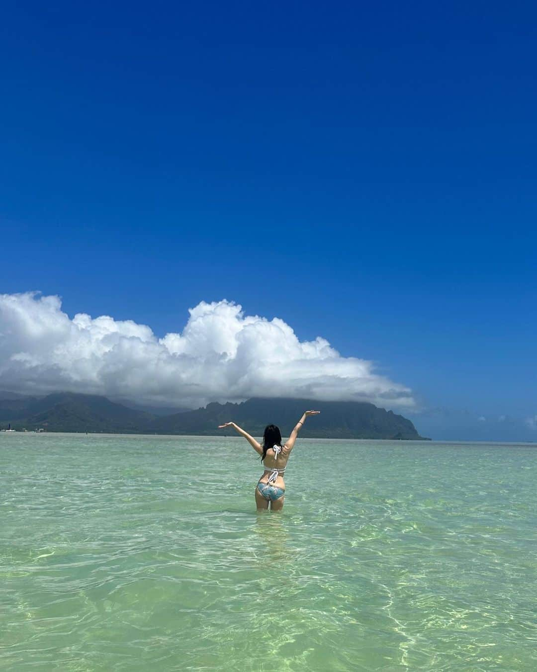 村上麻衣さんのインスタグラム写真 - (村上麻衣Instagram)「「天国の海」と呼ばれるハワイのサンドバー。  あまりに美しいところでしたので、 #無加工 で載せます。  どこまでも浅瀬。 死ぬ前に一度は行ってみてほしい✨  今朝の撮りたてです🌺  （シュノーケリング後なのでメイクもない。ごめんなさい😂）  #unedited #unfiltered  #無修正 #無加工写真 #無加工pic #加工なし #天国の海 #サンドバー #ハワイ #ハワイ旅行 #hawaii#sea#sky #beautiful #nature#america」5月21日 10時33分 - maimaisue