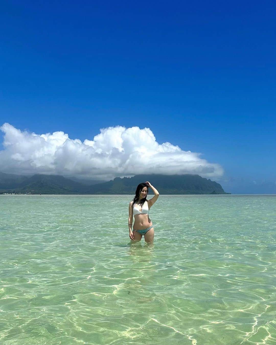 村上麻衣さんのインスタグラム写真 - (村上麻衣Instagram)「「天国の海」と呼ばれるハワイのサンドバー。  あまりに美しいところでしたので、 #無加工 で載せます。  どこまでも浅瀬。 死ぬ前に一度は行ってみてほしい✨  今朝の撮りたてです🌺  （シュノーケリング後なのでメイクもない。ごめんなさい😂）  #unedited #unfiltered  #無修正 #無加工写真 #無加工pic #加工なし #天国の海 #サンドバー #ハワイ #ハワイ旅行 #hawaii#sea#sky #beautiful #nature#america」5月21日 10時33分 - maimaisue