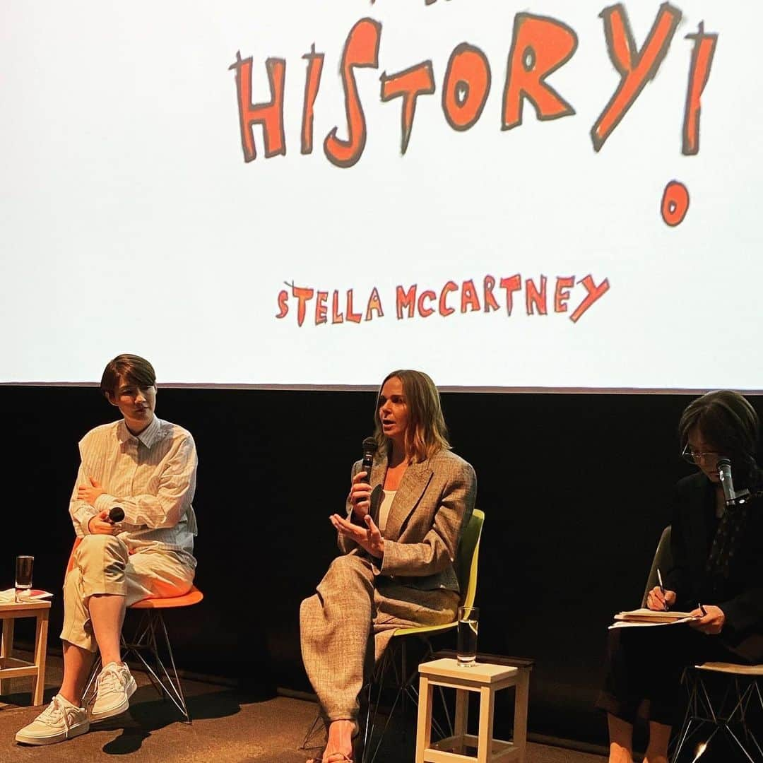 スプツニ子!のインスタグラム：「先日、藝大で開催されたステラ・マッカートニー @stellamccartney のイベントに司会・インタビュアーとして登壇した。ステラのビジョンと学生たちのエネルギーが混ざり合い、予想以上の化学反応を引き起こしたイベントだった。  ステラが描くビジョンは20年以上前から一貫しており、その中心には常にサステイナビリティがある。彼女の名前はエシカル・ファッションと同義であり、それは彼女が一貫して多様なサステイナブルな新素材（マッシュルームを用いたヴィーガン・レザーMyloなどが代表的）を開発・活用したり、近年はLVMHのサステイナビリティ・アドバイザーに就任するなど、現在のファッションのサステイナビリティムーブメントを形作った一端を担っているからだ。  このイベントで掲げられたスローガン「CHANGE THE HISTORY」（彼女が奈良美智とコラボレーションした2023年ルックに登場する）にも、「学生たち自身が、自ら社会で変えたいことを示し、さまざまな課題に挑戦してほしい」というステラの願いがこめられていた。彼女の活動には強い信念が根底にあり、美と遊び心を両立させたファッションを通じて夢を見せるだけでなく、ファッションの未来像を提案し、それを変革していく力強さに、私は深く感銘を受けた。そして、対談で明かされた彼女が農場で過ごした少女時代のエピソードや学生時代の体験談は、聞き手全てに刺激を与えたと思う。  特に、彼女がロンドンのセントラル・セントマーチンの学生だった頃の話、「就職できなくなる教育を受けた」というエピソードは、会場で笑いを誘った。私自身も、RCAに入学した際、教授陣に「私たちの役割は君たちを就職できなくすることだ」と告げられ、衝撃を受けた経験がある。確かに、ロンドンの美大にはそのようなカルチャーが存在した。つまり、教育の理想の姿とは、卒業時に学生たちがあまりにもユニークで革新的な活動を行っているために、どの企業も雇うことができない状態になること。そして、彼らが自ら主体性を持って起業したり、自分の活動を世界に展開すること。創造性というのは本当に貴重な才能で、藝大生たちもみんな起業したら良い、と私は考えている。ステラの話を聞いて、少しでも学生たちが彼女に触発されて自分の活動に力を入れることを願っている。  イベント中の学生からの質問は、その深さと広さから非常に質が高かった。ステラが考えるラグジュアリーの概念や、リユースについて、さらにはファッション業界がサステイナブル素材への転換を図る中での旧来産業の衰退についてなど、多様なテーマについて熱心に語り合った。質問時間は25分ほど設けたが、それでも全く足りなかった。「日本の大学生はあまり質問しない」なんて言われるが、それは全くの誤解であることをこのイベントが証明した。今の学生たちは、社会課題に対する意識が高まり、特にここ3〜4年ほどで、その姿勢も大きく変わってきていることを実感している。  今回のステラのイベントは、会場全体に広がるポジティブなエネルギーが忘れ難いものとなった。確実に何か歴史が動いた瞬間であったし、とても心地の良い時間だった。今回のイベントを企画・開催する際に尽力してくれた藤崎先生 @keiichiro_fujisaki や学生たち、そしてステラ・マッカートニーのチームには深い感謝の意を表したい。  #stellamccartney  #ステラマッカートニー  #changethehistory  #tokyouniversityofthearts  #東京藝術大学  #sustainablefashion  #サステイナビリティ  #エシカルファッション  #sputniko  #スプツニ子」