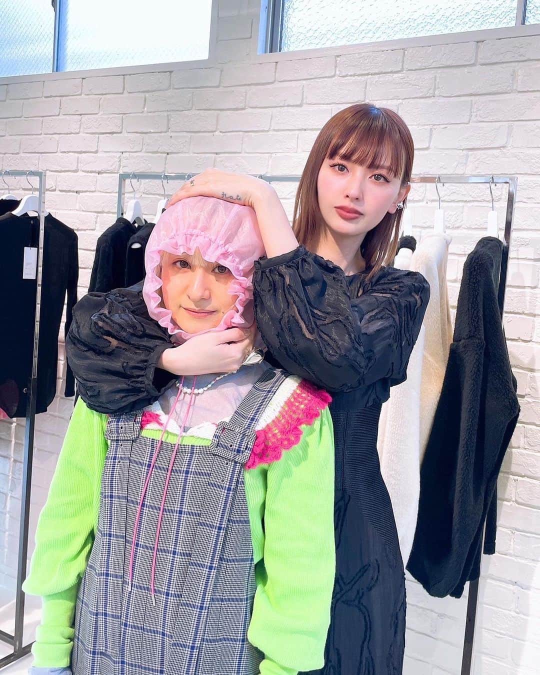 板橋よしえのインスタグラム：「. @marco149 ちゃんと@emisuzuki_official ちゃんが手掛けるLautasiの展示会へ。 上質な素材感と綺麗なシルエットのアイテムがたくさん！  オーガンジー素材のフリルフード(とてもかわいい！)を被ったベイビーMARCOちゃん👶🍼とママえみ。  いつ会ってもとんでもなく美しいえみちゃん。しゃべると途端にお茶目になえみちゃんが大好きです🤍」