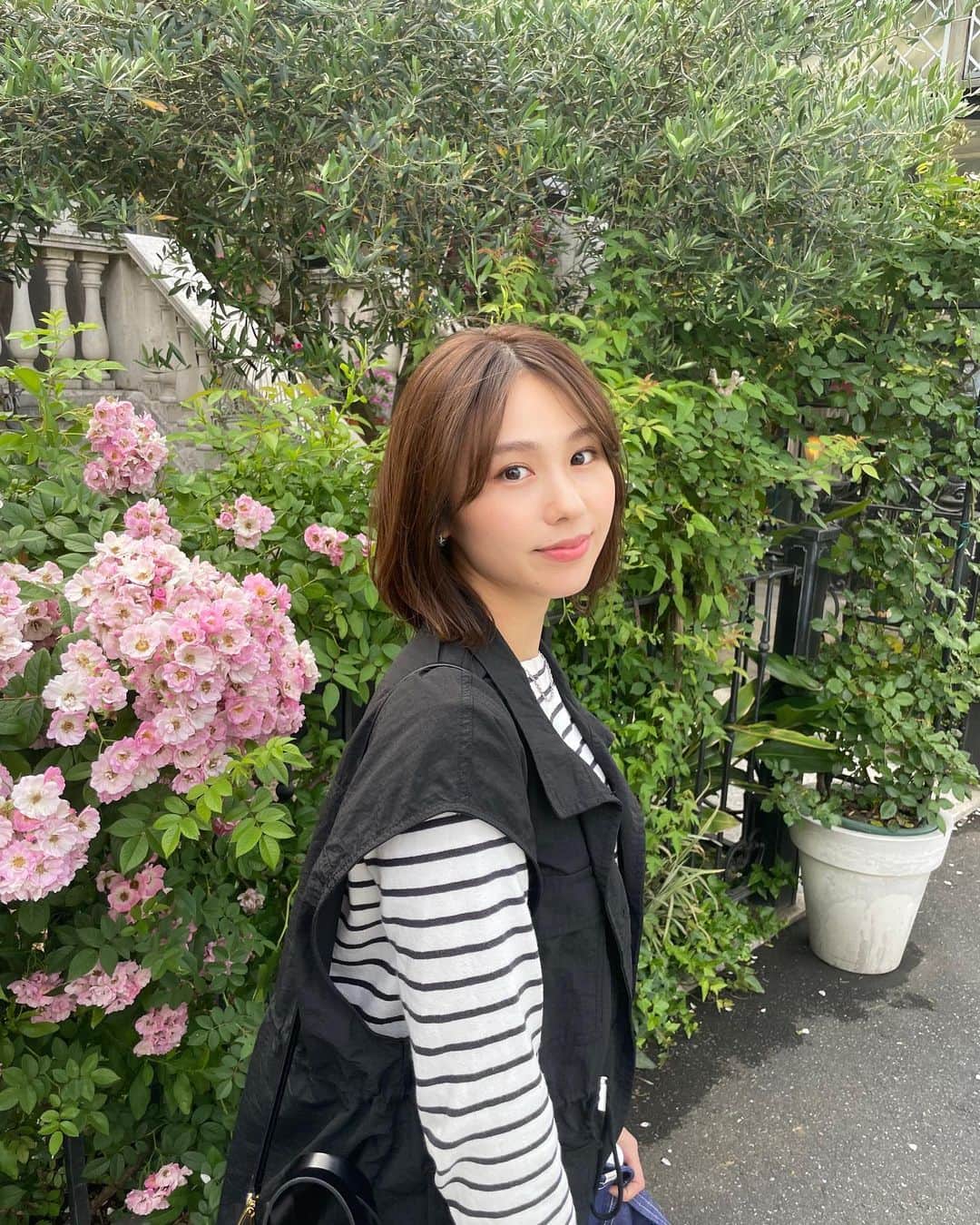 荒川真衣のインスタグラム：「弟が福井から遊びに来てて一緒に カットしてきましたー💇‍♀️ 伸ばしててやっと切れたからとーっても嬉しい🩵🤍 るんるん！」