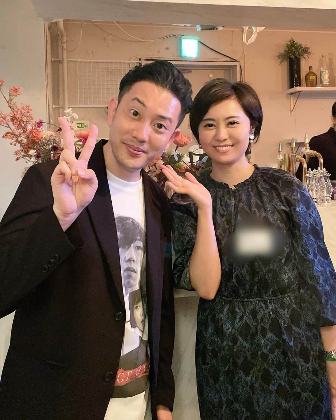 のインスタグラム：「・ Newspicksの番組でご一緒している萬野達郎ディレクターの映画監督作品「ストレージマン」の上映初日舞台挨拶に行ってきました。  コロナ禍の世相が鋭く切り取られた、39分とは思えない凝縮された映像体験でした。 （鋭さだけではなく、温かさや希望も。）  萬野さんは、Newspicksの社員としての休暇を利用して作品を取り切ったとのこと。  昨日は同僚の方々も大勢お祝いに駆けつけていて、ビジネスメディアであるNewspicksと映画業界の方が混在するおもしろい会に。  萬野さんは舞台挨拶でも「緊張する〜」を連発していた、とってもシャイな人なのですが、その内に秘めた情熱に、周りのNewspicks社員の皆さんが共感し、巻き込まれていき、いつの間にか応援してる（笑）みたいな様子が、すごく温かいなとじーんとしてしまいました。 お互いの夢を応援し合える職場って、すごく素敵です。  インディーズ映画の聖地であるシネマロサ。ここで観られたこと自体もとても良かった。 国内外で数々の賞を受賞した作品です。ぜひご覧ください！！  ************************  あらすじ・ストーリー   コロナ禍の影響で、森下は勤め先の工場から派遣切りにあう。再就職先が決まらない彼は、義父母に責められ、妻から離婚を切り出される。社宅を追われトランクルームに住みながら、娘の養育費のためにアルバイトに励む彼は、ある日、妻と瓜ふたつの女性に出会う。  解説   第14回福岡インディペンデント映画祭でグランプリに輝く他、多くの映画祭で高く評価されたスリラー。コロナ禍で仕事も家族も失い、アルバイト生活で日々をしのぐ男性が、トランクルームで暮らすほど追い詰められていく。監督は『Motherhood』の萬野達郎。主演・プロデューサーは、連下浩隆。共演は瀬戸かほ、渡部直也、米本学仁ら。」