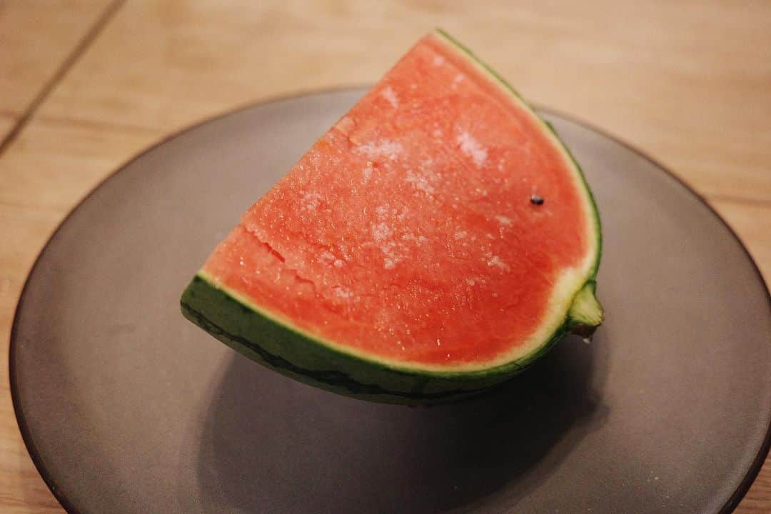 小谷実由さんのインスタグラム写真 - (小谷実由Instagram)「撮影で貰ってきたスイカを切った〜特大🍉 今年も夏前からスイカを沢山食べたい。夏真っ盛りよりも前からスイカを食べることに去年からハマっています。スイカを口に入れた瞬間の一気に夏！！と思う感覚が楽しい(茗荷にも同じ感情を抱いている)味覚と嗅覚だけがとても爽やかだけどじとっとする、瑞々しい感じと甘みがきっとそうさせている🍉 #omiyutsurun」5月21日 10時56分 - omiyuno