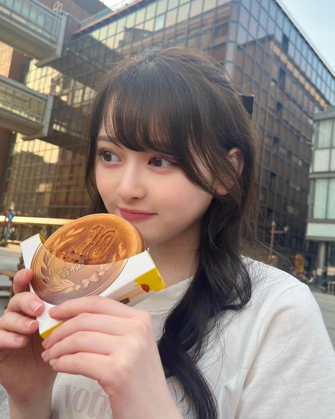 高比良由菜さんのインスタグラム写真 - (高比良由菜Instagram)「・ 念願の10円パン🍞  歩いてたらたまたま見かけて つい買っちゃいました🤤💛  (久々に午前投稿した！♡)  ∴∵∴ ୨୧ ∴∵∴ ୨୧ ∴∵∴ ୨୧ ∴∵∴ #高比良由菜#06#sjk#10円パン」5月21日 10時56分 - yuna_takahira_official