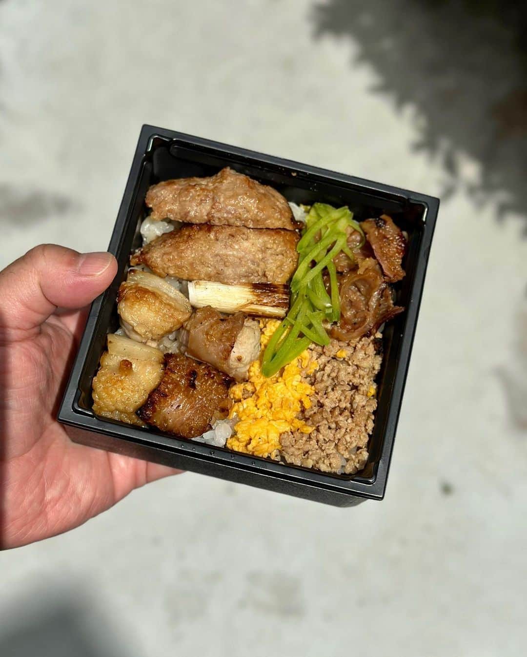 のインスタグラム：「三宿『焼鳥 㐂た』のお土産ミニ焼鳥弁当大好き！  #焼鳥㐂た #焼鳥kita #具義焼鳥2023 #具義弁当2023 #具義三宿2023」