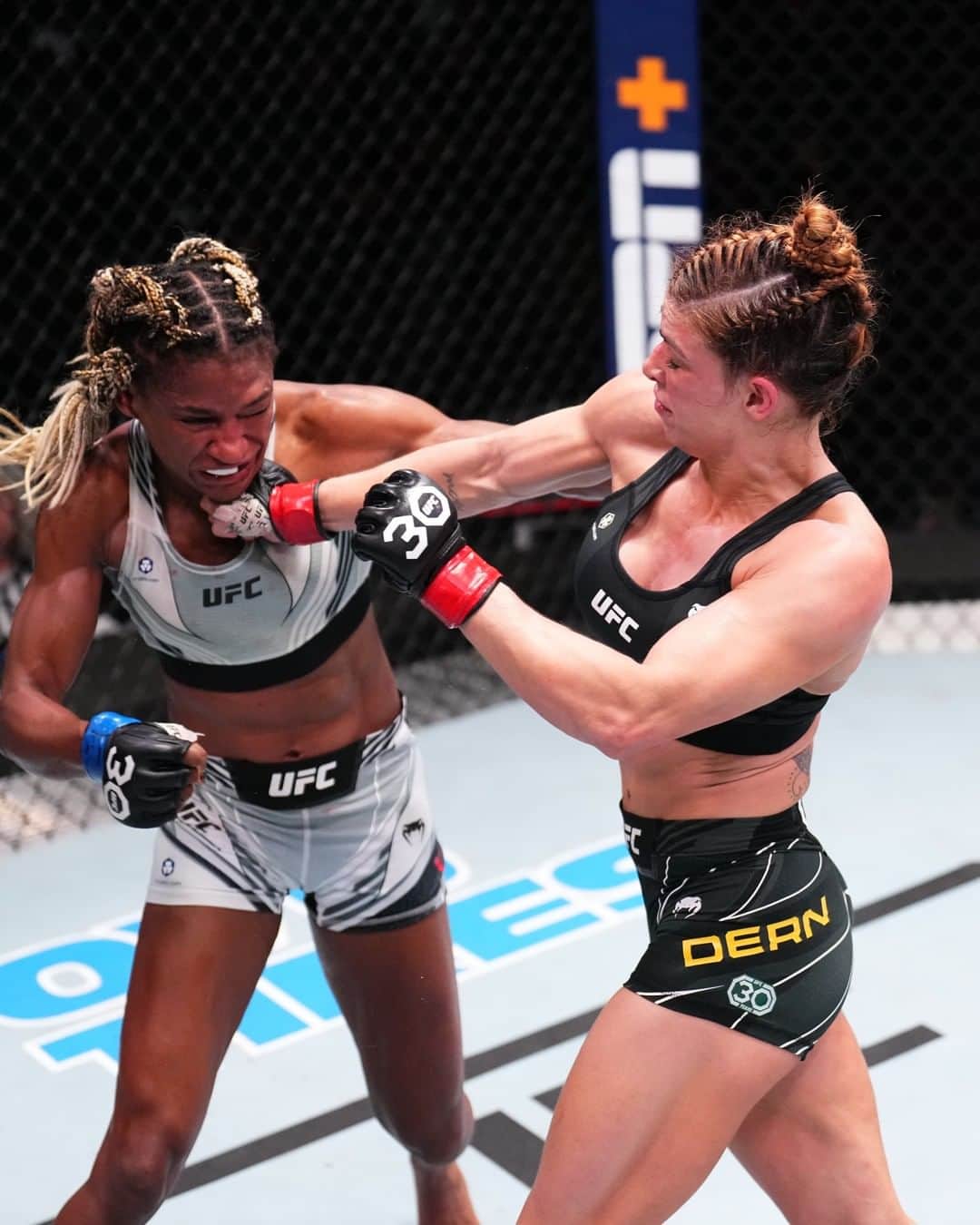 UFCさんのインスタグラム写真 - (UFCInstagram)「Big performance, BIG win for @MackenzieDern!  She takes our #UFCVegas73 main event by unanimous decision 👏」5月21日 10時52分 - ufc