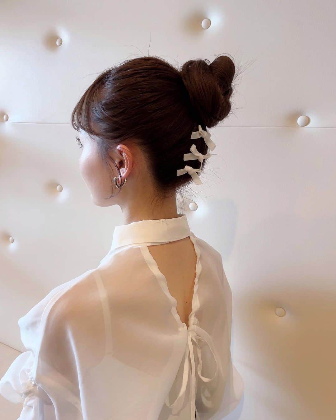 牧野真鈴のインスタグラム：「後ろが特にお気に入り🎀 シャツの後ろのデザインに一目惚れ♡  髪にもリボン🎀🤍 ⁡ #qumerry #キュメリ  #sheershirt #バックオープン  #ヘアーアレンジ #ribbon」