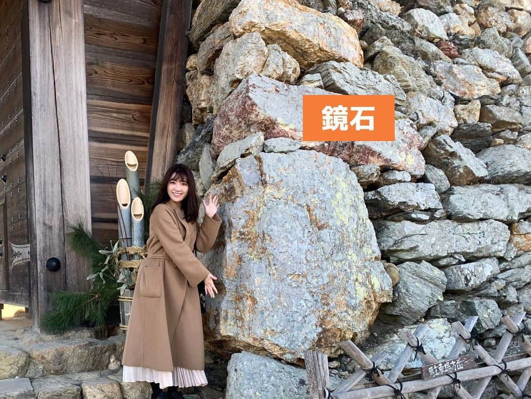 久保井朝美さんのインスタグラム写真 - (久保井朝美Instagram)「＼徳川家康にまつわる3城／ 【親子de城めぐりポイント】 💡難攻不落の城を徳川家康はどう攻略した？ 💡徳川家康が駿府城にいたのはいつ？  📸「若き日の徳川家康公」像 📸門の「鏡石」 📸三日月状の井戸 📸発掘現場との貴重なコラボ 🍽️城グルメ・浜松といえば🥟 🍽城グルメ・静岡おでん🍢  静岡県にある3つのお城をご紹介🏯  ①浜松城（写真1〜3枚目） 「出世城」といわれる 縁起が良いお城です🍀  写真2枚目の像は 「若き日の徳川家康公」 フォトスポットです📸  教科書などで見る姿より 随分若いですよね🙄 これは浜松城にいた頃の 徳川家康ということでしょう🌟  浜松城は徳川家康が 29歳から45歳を過ごしたお城🏯  武田信玄に大敗した三方原の戦い 武田勝頼を破った長篠・設楽原の戦い 豊臣秀吉と戦った小牧・長久手の戦い 全て徳川家康が浜松城にいた時期です🔥  江戸時代になってからの城主は 老中の水野忠邦など 幕府の要職に就くことが多く 「出世城」といわれるように😊  天守も映えますが 私が推すフォトスポットは 写真3枚目の天守門の石です📸 巨大な石は「鏡石」といいます🪨  大きい石は権力や財力の象徴で 見せびらかしポイントです。 「どうだ！すごいだろう！！」 というメッセージを感じながら ぜひ写真に収めてください❤️  ＜城グルメ🍽＞ 浜松といえば 写真4枚目の浜松餃子🥟 円形並べられた焼き餃子で 真ん中に茹でもやしがあります😋 餃子ともやしって相性抜群💞  ②高天神城（写真5〜7枚目） 徳川と武田が 争奪戦を繰り広げたお城🔥  「高天神を制するものは遠州を制する」 ともいわれた要衝です🏯 （遠州＝遠江は現在の静岡県西部）  標高132mの鶴翁山に築かれた山城⛰ 尾根は三方が断崖絶壁 川が堀になっているなど 天然の要害を生かしています✨  ＜親子de考えよう！お城クイズ💡＞ 高天神城は 最終的に徳川家康が奪還しました。 「徳川家康はどう攻めた？」  高天神城は落としにくく 「難攻不落の城」といわれていた😳 というのがヒントです。  正解は 「兵糧攻め」 お城を包囲して 食料を運び込めないようにして 人や馬などを飢えさせる戦法です。  攻めにくいお城の戦法として 使われる印象があります🤔 残酷です。。 私は兵糧攻めはされたくない😭  この戦いの後 徳川家康は高天神城を焼き払って 浜松城へ帰りました🔥  その翌年に武田勝頼は自害し 武田家は滅亡。  写真6枚目は 久保井的フォトスポットの井戸📸  三日月状であることから 「三日月井戸」といいます。 貴重な飲料水を調達した場所です。  高天神城は山城ですが 整備されて歩きやすいので 街歩きのスニーカーで大丈夫ですよ👟  ③駿府城（写真8〜10枚目） ＜親子de考えよう！お城クイズ💡＞ 「徳川家康が駿府城にいたのはいつ？」  正解は3つあります。 徳川家康は駿府城に3度いました🏯 「1度目は今川氏のもとにいた幼少期 　2度目は豊臣政権のとき 　3度目は江戸時代に大御所になってから」  写真9枚目は 大御所の徳川家康です。 左手には鷹狩りの鷹🦅  写真2枚目の 浜松城にある徳川家康の像と 比較するのも面白いですね。  おすすめフォトスポットは 天守台の発掘調査をしている現場📸 間近に見られるのは貴重🥹 見える化をしてくれている 駿府城に感謝です🙏  写真10枚目のような 「発掘現場と私」を撮れますよ🤗  発掘現場からは 徳川家康が駿府城にいた 3つの時期の遺構が見つかっています。  江戸時代の駿府城天守台は 江戸城を凌ぐ大きさだったとか😳  今後どんな新発見があるのか 目が離せないお城です❤️  ＜城グルメ🍽＞ 私のイチオシは静岡おでん🍢 スープ（汁）が黒くて 出汁粉や青のりをかけるのが特徴です。 （出汁粉は魚の削り節のこと🐟） 私は黒はんぺん好きです😋 駿府城公園にあるお店で食べられます。 お城で食べるおでんは一層美味しい🤤  ◆お店情報 「おでんや　おばちゃん」 住所：静岡県静岡市葵区駿府城公園1-1 電話：080-5824-7400 @sunpujyo_odenyaobachan   #久保井朝美の異次元の城めぐり #城めぐり #城 #家族旅行 #女子旅 #japanesecastle #日本史 #推し城 #お城が好きな人と繋がりたい #浜松城 #高天神城 #駿府城 #どうする家康 #徳川家康 #徳川家康の城」5月21日 11時04分 - asami_k920