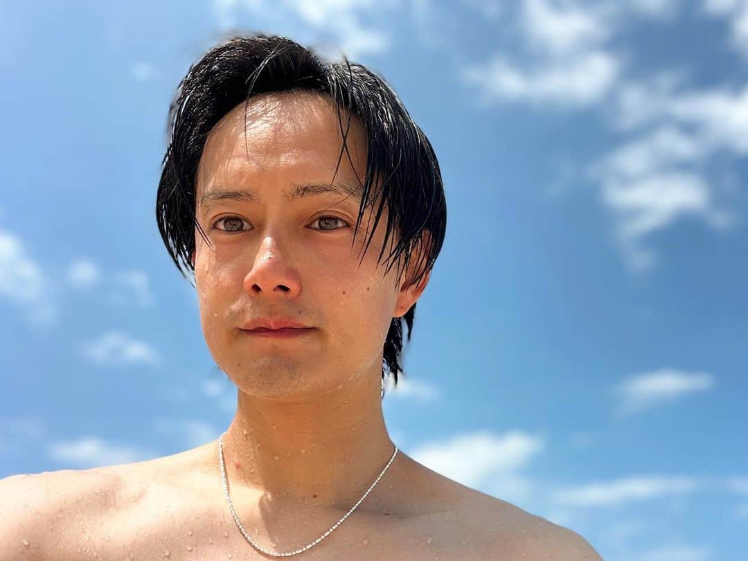 米重晃希のインスタグラム：「焼けた🔥  3枚目のキモいポーズは謎  #宮古島　#砂山ビーチ #渡口の浜」