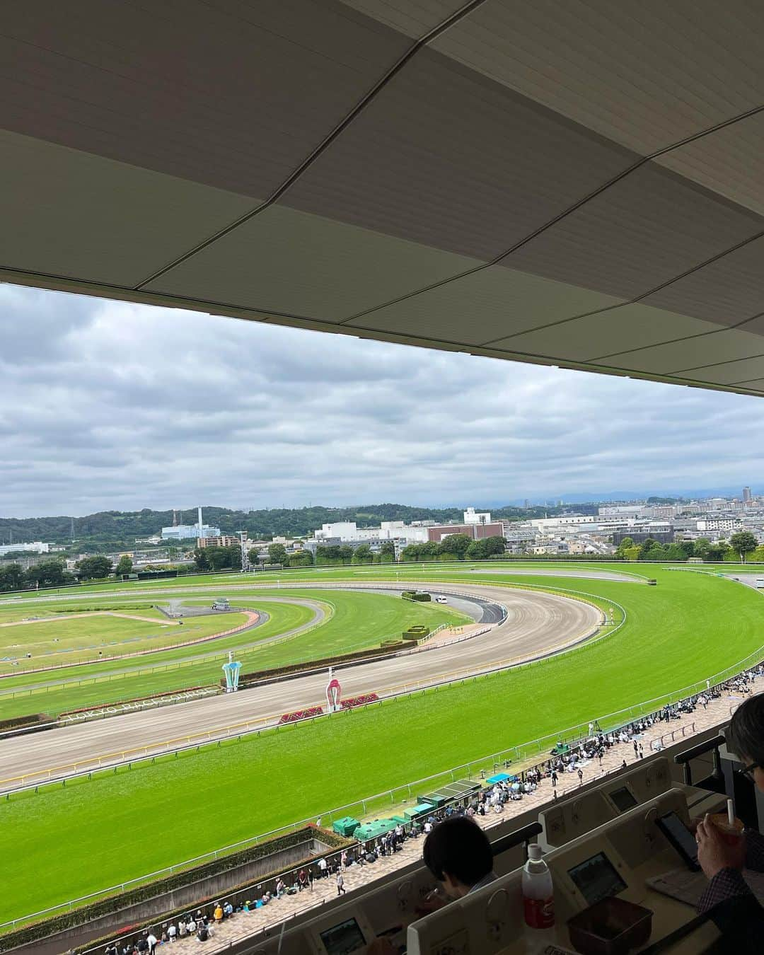 erinaさんのインスタグラム写真 - (erinaInstagram)「. . 久しぶりの#東京競馬場 🐎 オークス🌹  ◎リバティアイランド ○ハーパー ▲ドゥアイズ  買い目はTwitterに載せるので プロフィールのリンクからぜひ見にきてください🕊️  当てるぞー！🎯 . . #オークス #優駿牝馬」5月21日 10時58分 - erina_umajo