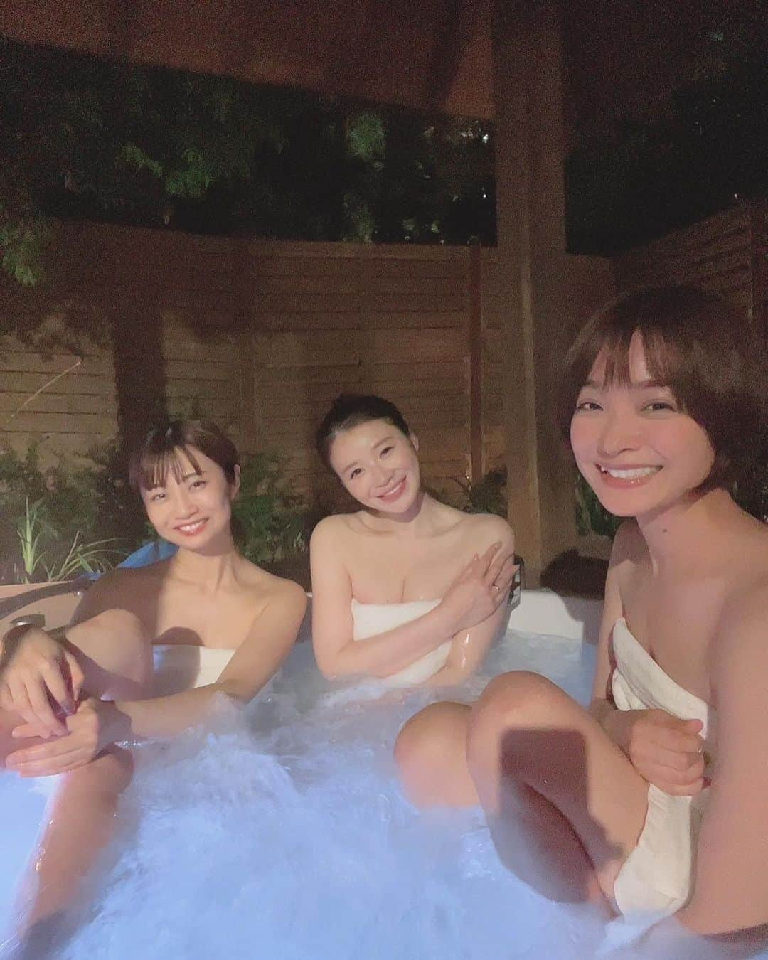 古川真奈美さんのインスタグラム写真 - (古川真奈美Instagram)「. . てじさまの安定期に入ったタイミングで🤰 念願の3人(4人👶)旅行🥳💓 ⁡ 意外に、3人での旅行は初🙋🏻‍♀️ ずっと行きたいって思ってた、千葉県にある別邸 ラ・松廬にいってきた♡ ⁡ ここは、沖縄ですか？海外ですか？って思うほど異世界で最高のバカンスしてきました🏝️ ⁡ プールついてて、ジャグジーついててかけ流し温泉露天風呂もあって、贅沢すぎるヴィラに泊まった🥹✨ こんなん、ロケじゃん！！って思うくらい広くて全てが充実してて1泊じゃ全然足らなかった😂2〜3泊したかったなー😂 ⁡ みひろちゃんの誕生日で、サプライズでお祝いして、みんなでジャグジー入って温泉入って語ったり… 楽しすぎる休日でした🥳🫶 ⁡ みんな忙しい中、こうやって時間作って旅行に行ける環境がありがたい☺️🙏🏻 ⁡ ⁡ てじさまのベビたんに会えるのも楽しみだな〜🥰 みひちゃんもお誕生日おめでとう❤️ めでたい旅行三昧で、ただただ幸せな空間でした😘 ⁡ 写真めーーーっちゃ撮ったので、また載せます🙋🏻‍♀️ ⁡  #手島優 さま #みひろ ちゃん #贅沢旅 #女子旅 #鴨川 #ラ松廬 #ヴィラ #instalike #instamood  #ootd #东京 #扎心了 #ow #맞팔 #instapic  #팔로우미 #instaphoto #instagravure #girl #glam #followme #インスタグラビア #グラビア #japanesegirl #selfies #gravure  #lookgoodfeelgood」5月21日 10時59分 - mana_0619