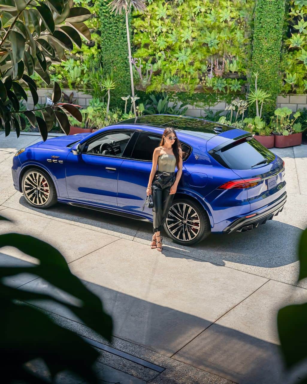 Maserati Japan | マセラティ ジャパンのインスタグラム：「Maserati Grecale Exhibition Days in 大阪  本日19:00まで、「グランフロント大阪 北館1F ナレッジプラザ」にて新型SUVグレカーレを展示いたします。 開催期間中には実車モデルの展示をお楽しみいただけます。  本イベントではグレカーレの実車をお楽しみいただけるだけでなく、当日アンケートにお答えいただいた方には数量限定で素敵なプレゼントをご用意しております。  イタリアを代表するラグジュアリーブランドの中でひと際存在感を放つマセラティの最新モデルを是非ご体感ください。  あなた様のご来場を心よりお待ち申し上げております。   詳しくはこちら。 https://www.maserati.com/jp/ja/news/maserati-grecale-exhibition-osaka-2023  @maseratishinsaibashi  @maseratiosakakita  @maserati_kobe   #Maserati #マセラティ #MaseratiJapan #マセラティジャパン #Grecale #グレカーレ #EverydayExceptional」