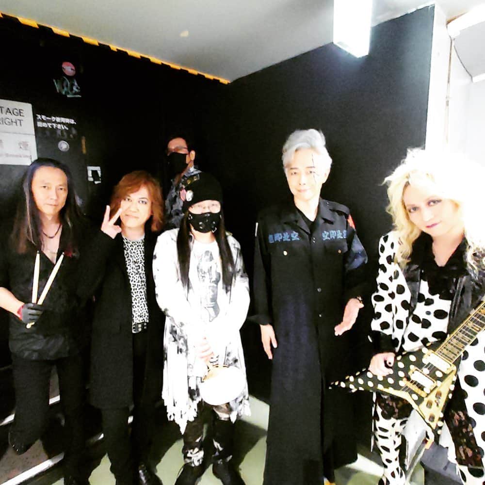 本城聡章のインスタグラム：「昨夜は #横浜BayHall  ありがとうございました♪楽しい夜でした🎸また必ず逢いましょう§ԾᴗԾ§  #筋肉少女帯 #筋少 #KingShow #本城聡章 #ToshiakiHonjo」