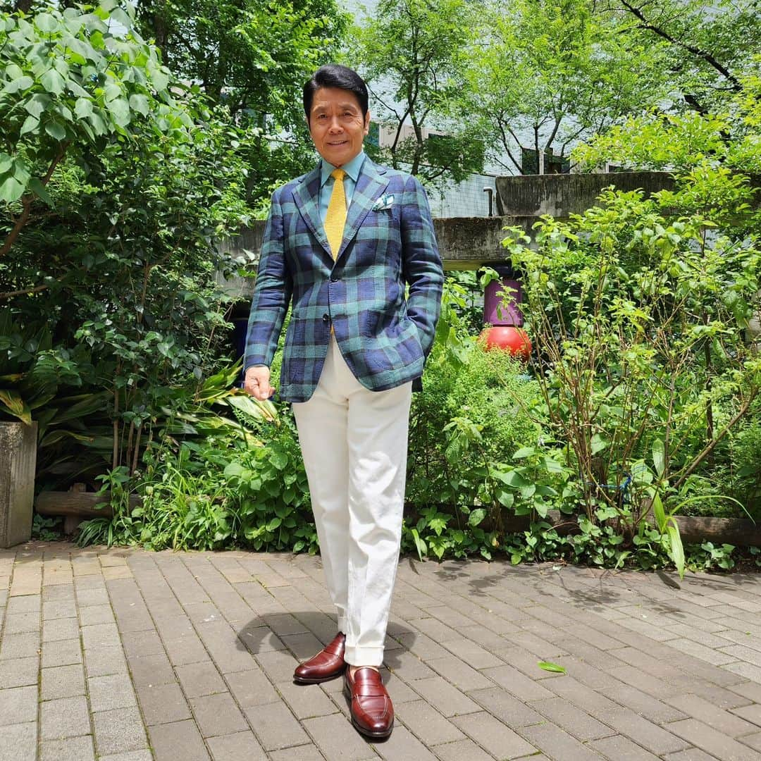 峰竜太のインスタグラム：「#アッコにおまかせ #jacket #titoallegretto #shirt #yamatoyashirt #tie #liveranoeliverano #pants #carelabel #shoes #santonishoes」