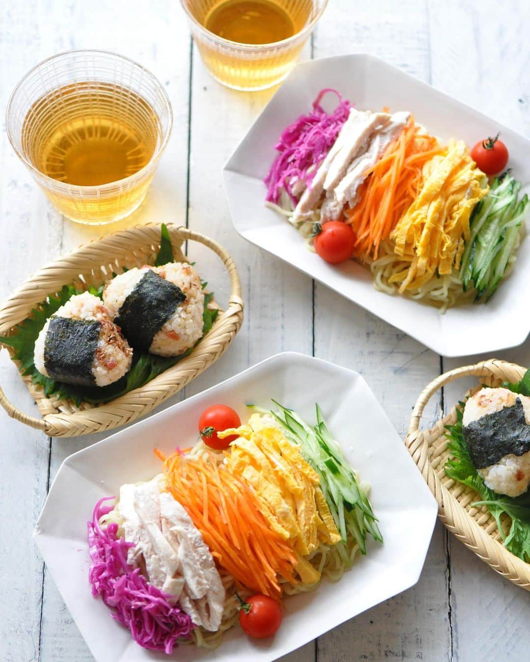 masayoのインスタグラム：「2023.5.21  + 冷やし中華はじめました。 今季！初！の 冷やし中華。 具は自家製チキンサラダ 薄焼き卵、きゅうり にんじん、紫キャベツのマリネ。 5色冷やし中華。 ・ 1人前の量は少なめなので 梅おかかの ちっちゃなおにぎり付き。 ・」
