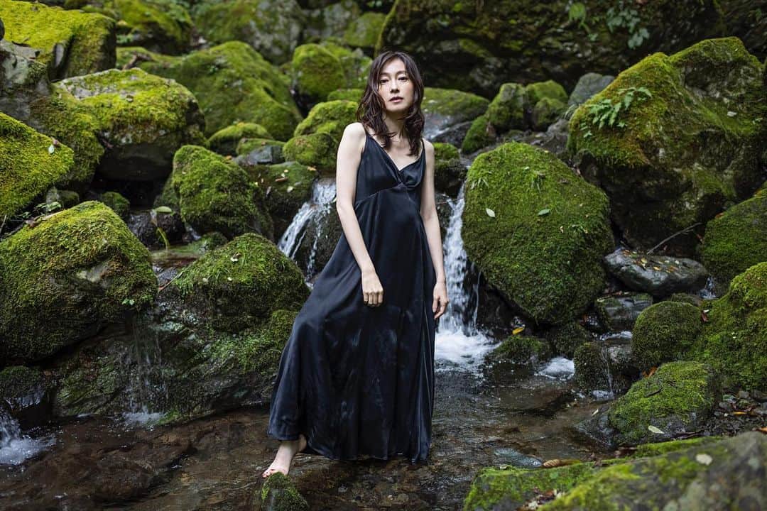 小橋めぐみのインスタグラム：「『愛、立ちぬ とめどもなくあなたのなかへ』 本日発売、配信始まりました✨  写真集を発売します、とお知らせしてから、沢山の方から「おめでとう！」「予約しました！」とメッセージを頂きました。友人たちも予約してくれて🥹 優しい、大きな愛に包まれ、支えられた日々でした。 ありがとうございます。  さぁ、配信開始。 私からも、届きますように！  #愛立ちぬ #愛立ちぬとめどもなくあなたのなかへ」