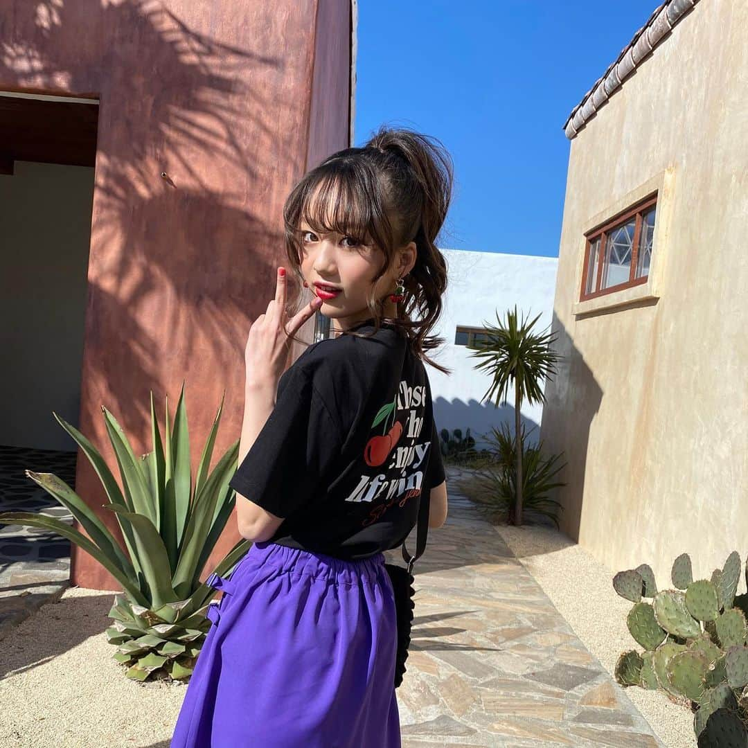 シスタージェニィのインスタグラム：「このTシャツ🍒 人気です🍒‪‪❤︎‬ かわいいもんねー🖤 ユメ©︎もかわいっっ🍒⚬◦◦  #sisterjenni #シスタージェニィ #飯尾夢奏 #ゆめな」