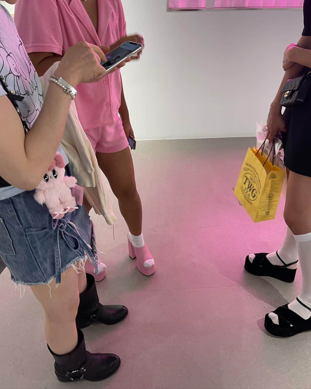ネオンムーンのインスタグラム：「Esther kim 개인전!  The Cosmic Beauty of Loneliness💗 언니가 작업한 원화를 직접 볼 수 있어서 더 특별했던 전시였다. 작품 속 아기자기 숨어있는 귀여운 포인트도 놓치지 말기! 전시는 6월17일까지🌹  핑크력 가득했던 만남! 토닥토닥 고생 많았어요✨」