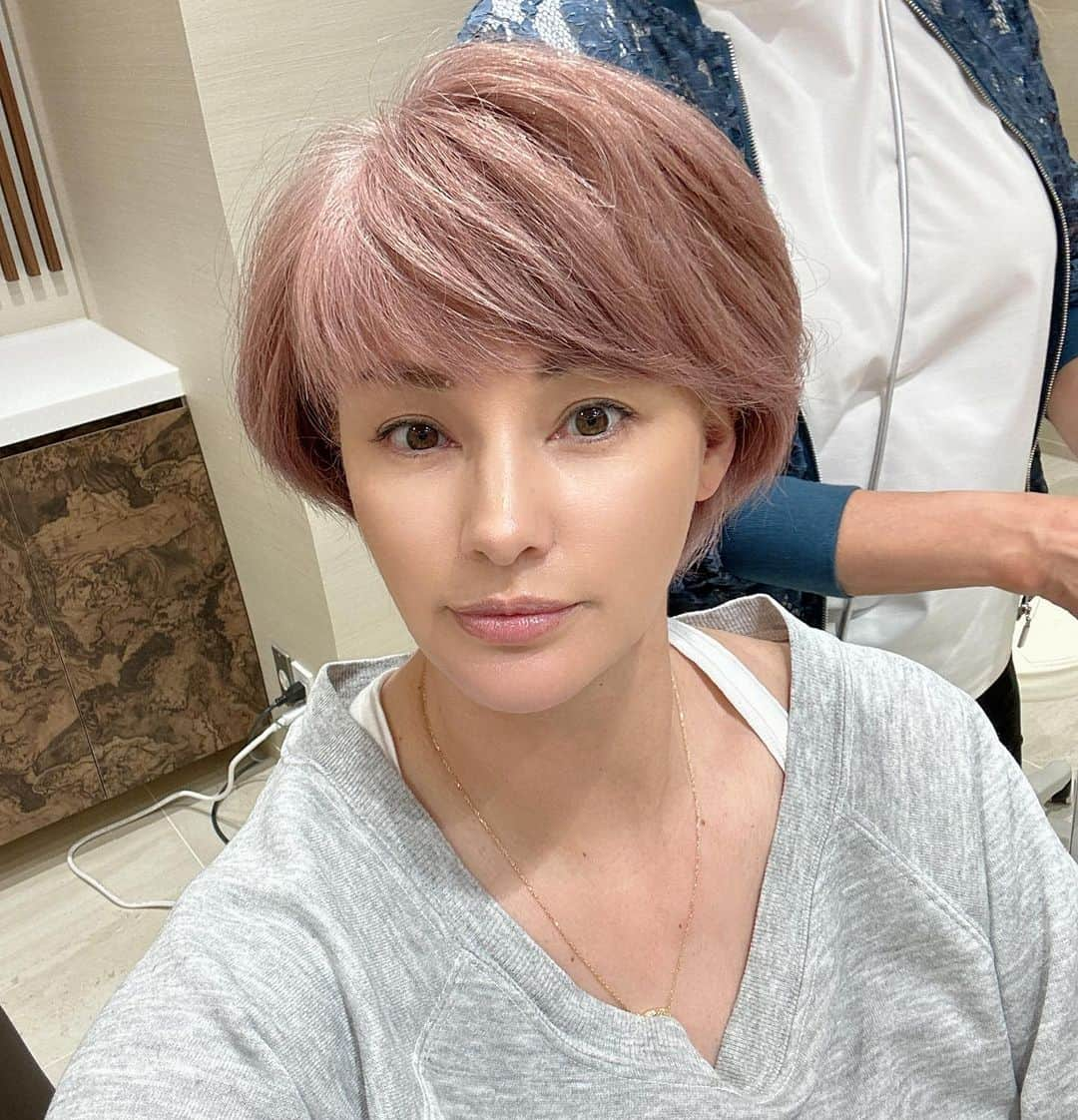 梅宮アンナさんのインスタグラム写真 - (梅宮アンナInstagram)「久々に @nexus_clinic へ 新たにスキンケアを中心にしたクリニックが @nexus_clinic の 4階にオープンしましたよ〜✨✨✨ 以前お伝えした クマ取り名人の @dr.norimoto 先生〜登場✨　 目の下のクマは、今は完全になくなって、疲れ顔なくなりました✨✨✌️ 本当に感謝です✨ 今回は、シミ、肝斑、毛穴 がお悩みです😔 先ずは、カウンセリングです✨ @dr.tomoko_sakai 先生です✨ 新しい機械で顔の写真を撮って、、😅  この写真って怖いですよね😱笑  小じわ、肝斑、毛穴の開きが 目立っていました💦  次回やる施術は、 ポテンツァで、肝斑コースになりました😊  カウンセリングをして改めて予約になります😊  そして、今回は、  眉間、額に、  アラガンボトックスをやってもらいました😊  前回やったのが、  去年7月でしたので😊💉  #銀座ネクサス  #スキンケア #肝斑 #アラガンボトックス  #ネクサスビューティークリニック #ポテンツァ」5月21日 11時28分 - annaumemiya