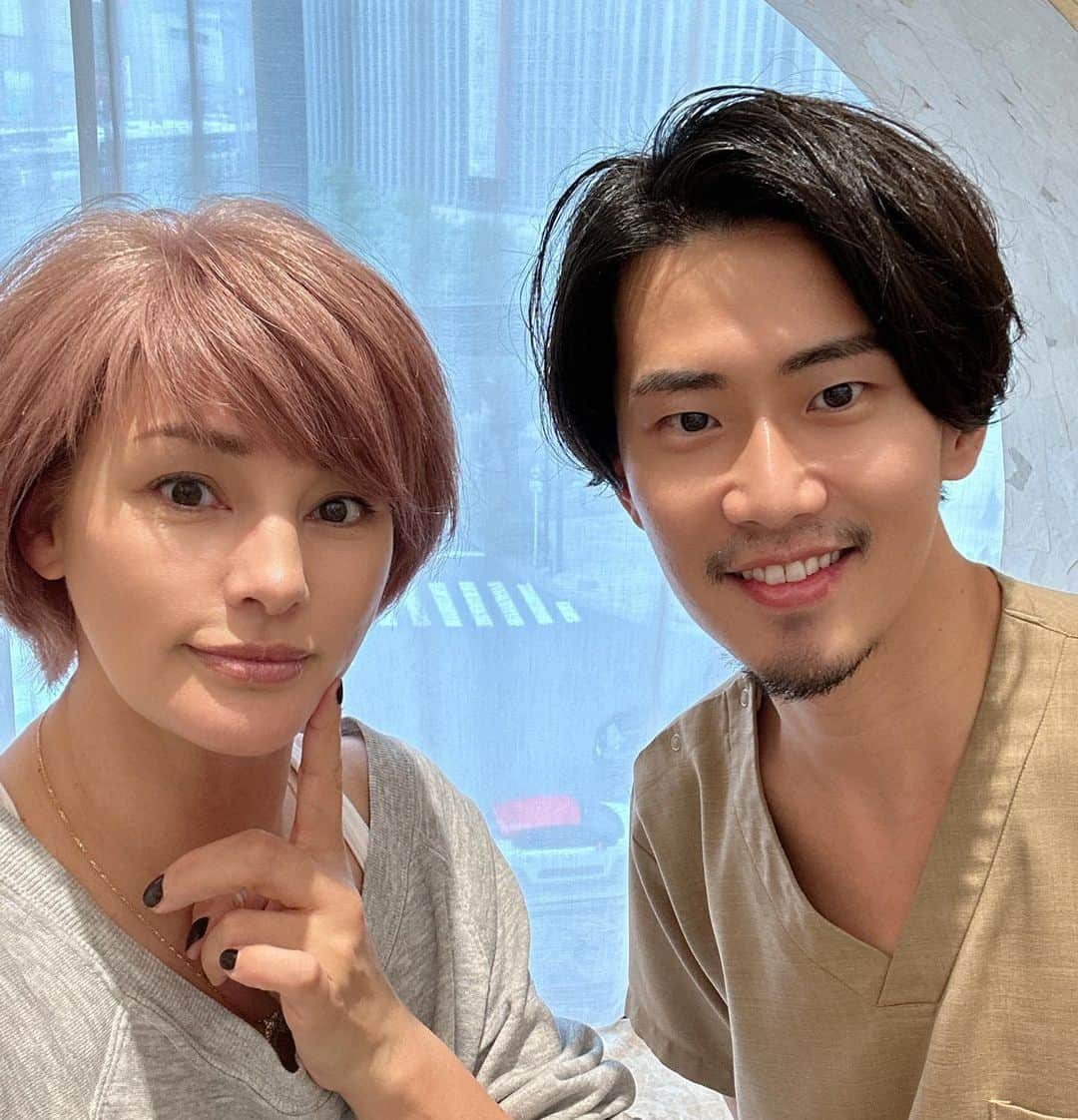 梅宮アンナさんのインスタグラム写真 - (梅宮アンナInstagram)「久々に @nexus_clinic へ 新たにスキンケアを中心にしたクリニックが @nexus_clinic の 4階にオープンしましたよ〜✨✨✨ 以前お伝えした クマ取り名人の @dr.norimoto 先生〜登場✨　 目の下のクマは、今は完全になくなって、疲れ顔なくなりました✨✨✌️ 本当に感謝です✨ 今回は、シミ、肝斑、毛穴 がお悩みです😔 先ずは、カウンセリングです✨ @dr.tomoko_sakai 先生です✨ 新しい機械で顔の写真を撮って、、😅  この写真って怖いですよね😱笑  小じわ、肝斑、毛穴の開きが 目立っていました💦  次回やる施術は、 ポテンツァで、肝斑コースになりました😊  カウンセリングをして改めて予約になります😊  そして、今回は、  眉間、額に、  アラガンボトックスをやってもらいました😊  前回やったのが、  去年7月でしたので😊💉  #銀座ネクサス  #スキンケア #肝斑 #アラガンボトックス  #ネクサスビューティークリニック #ポテンツァ」5月21日 11時28分 - annaumemiya