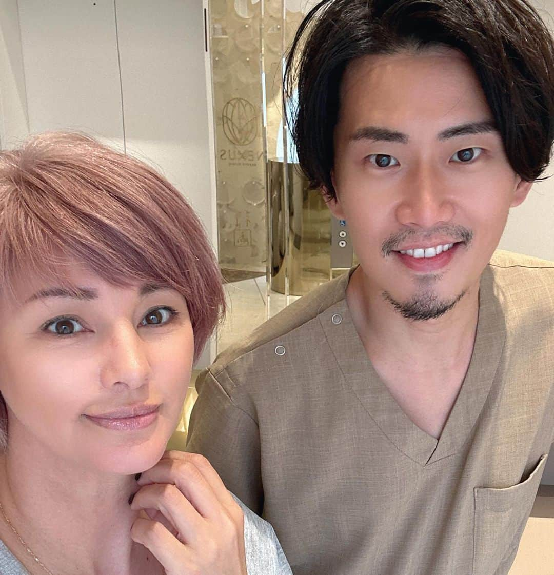 梅宮アンナさんのインスタグラム写真 - (梅宮アンナInstagram)「久々に @nexus_clinic へ 新たにスキンケアを中心にしたクリニックが @nexus_clinic の 4階にオープンしましたよ〜✨✨✨ 以前お伝えした クマ取り名人の @dr.norimoto 先生〜登場✨　 目の下のクマは、今は完全になくなって、疲れ顔なくなりました✨✨✌️ 本当に感謝です✨ 今回は、シミ、肝斑、毛穴 がお悩みです😔 先ずは、カウンセリングです✨ @dr.tomoko_sakai 先生です✨ 新しい機械で顔の写真を撮って、、😅  この写真って怖いですよね😱笑  小じわ、肝斑、毛穴の開きが 目立っていました💦  次回やる施術は、 ポテンツァで、肝斑コースになりました😊  カウンセリングをして改めて予約になります😊  そして、今回は、  眉間、額に、  アラガンボトックスをやってもらいました😊  前回やったのが、  去年7月でしたので😊💉  #銀座ネクサス  #スキンケア #肝斑 #アラガンボトックス  #ネクサスビューティークリニック #ポテンツァ」5月21日 11時28分 - annaumemiya