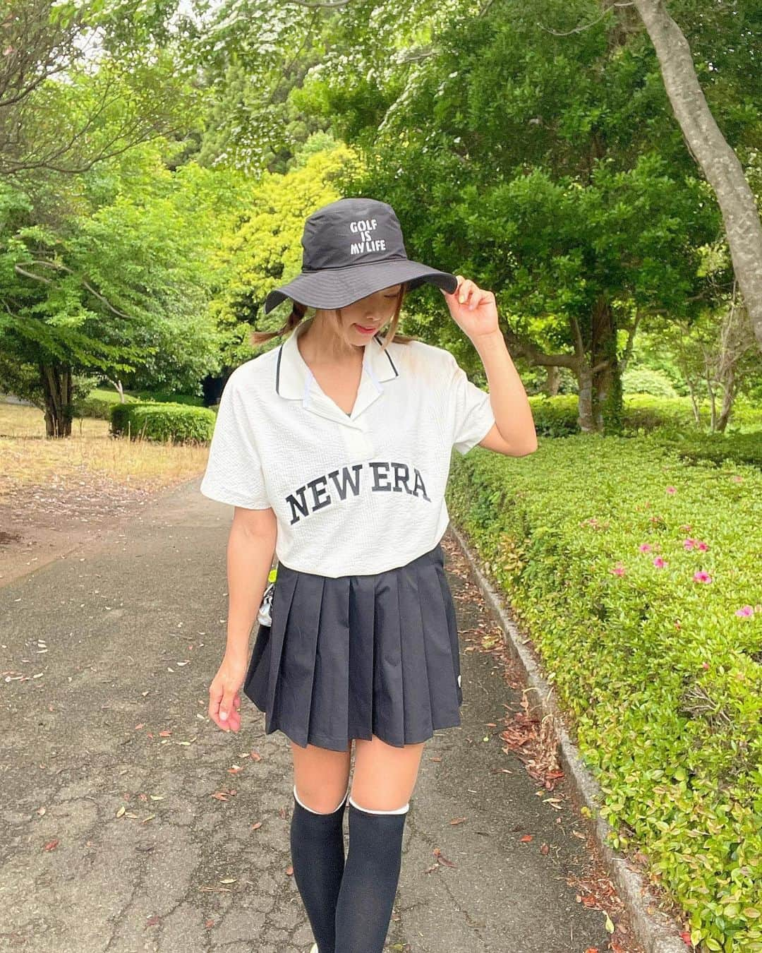 あおい夏海さんのインスタグラム写真 - (あおい夏海Instagram)「昨日のコーデ @newera_golf  @newerajapan    #ゴルフ女子 #ゴルフウェア  #ゴルフコーデ  #ラウンドイベント #コンペ #ゴルフコンペ #スマイルゴルフ #スイング動画 #スイング改造  #ドライバーショット  #newera  #neweragolf  #モノトーンコーデ #夏コーデ #ゴルフファッション  #内原カントリークラブ　 #バケハコーデ」5月21日 11時39分 - natsumi.aoi