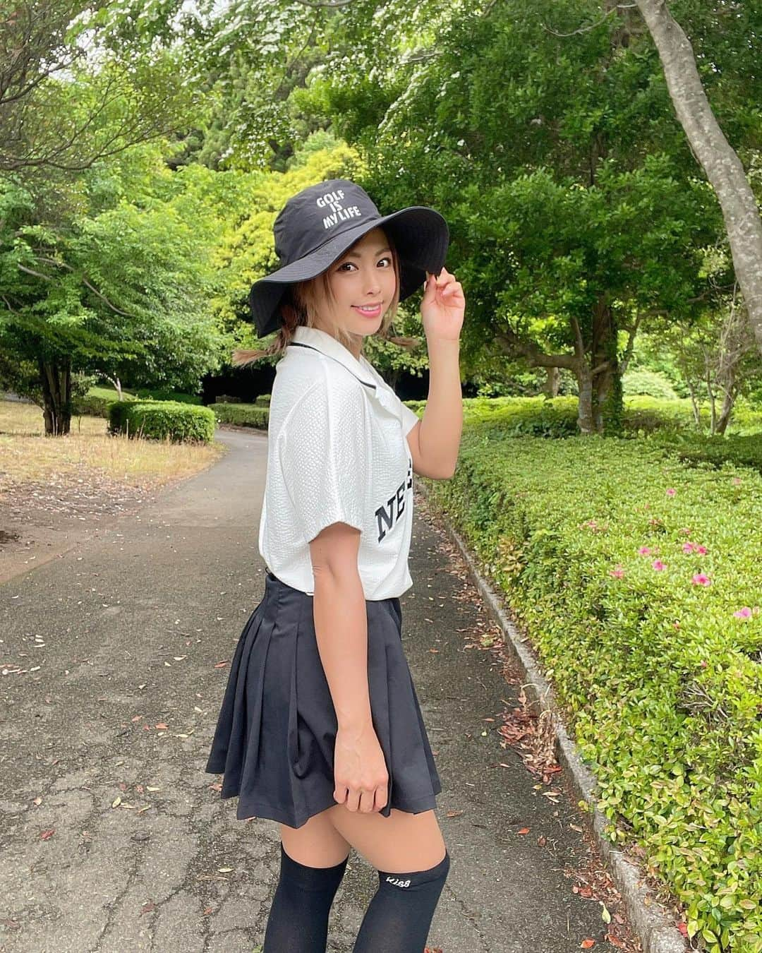 あおい夏海さんのインスタグラム写真 - (あおい夏海Instagram)「昨日のコーデ @newera_golf  @newerajapan    #ゴルフ女子 #ゴルフウェア  #ゴルフコーデ  #ラウンドイベント #コンペ #ゴルフコンペ #スマイルゴルフ #スイング動画 #スイング改造  #ドライバーショット  #newera  #neweragolf  #モノトーンコーデ #夏コーデ #ゴルフファッション  #内原カントリークラブ　 #バケハコーデ」5月21日 11時39分 - natsumi.aoi