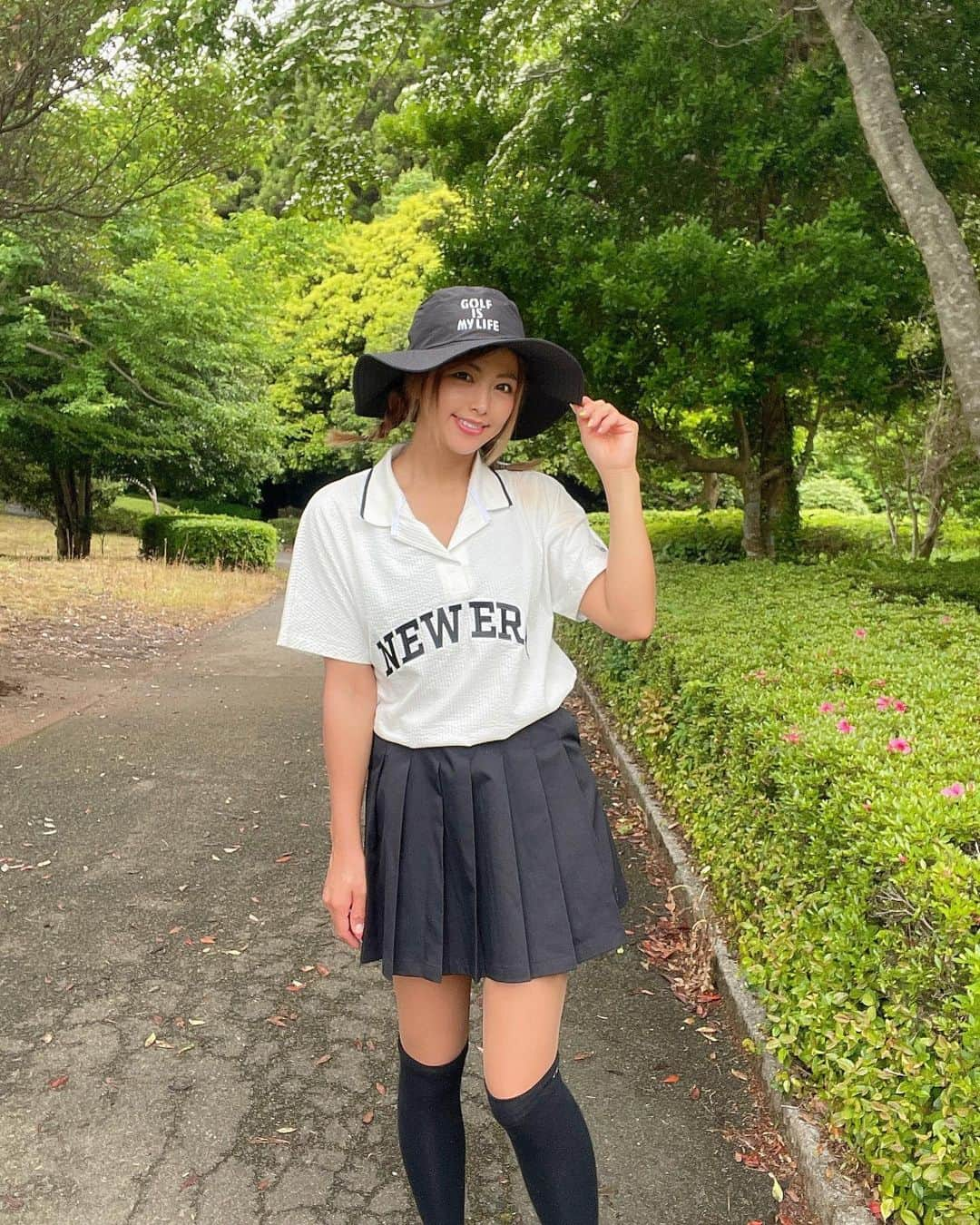 あおい夏海さんのインスタグラム写真 - (あおい夏海Instagram)「昨日のコーデ @newera_golf  @newerajapan    #ゴルフ女子 #ゴルフウェア  #ゴルフコーデ  #ラウンドイベント #コンペ #ゴルフコンペ #スマイルゴルフ #スイング動画 #スイング改造  #ドライバーショット  #newera  #neweragolf  #モノトーンコーデ #夏コーデ #ゴルフファッション  #内原カントリークラブ　 #バケハコーデ」5月21日 11時39分 - natsumi.aoi