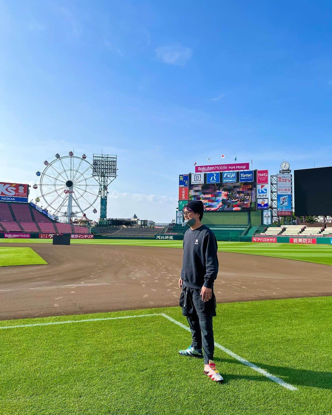 のインスタグラム：「本日Liveに来られる方へ。今さらですが間に合うならグローブ持って来てください^ ^  お心ばかりですが何かしらブン投げます  肩と喉は仕上がってます  #東北に元気を #スポーツにエネルギーを #楽天モバイルパーク宮城に勇気と希望を  楽天、球場、球団関係者の皆さん朝早くからありがとうございます、お邪魔致します🙇‍♀️  少しでも楽しんで頂けるよう一曲入魂で行きます  しゃす！」