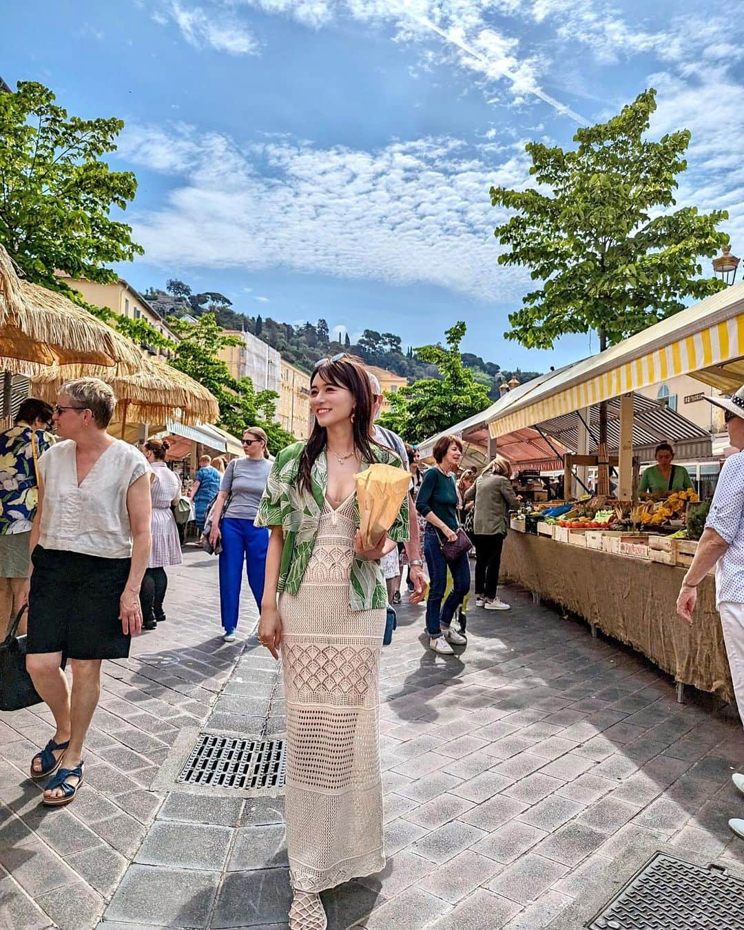 石井里奈さんのインスタグラム写真 - (石井里奈Instagram)「ニースの朝市場☀️ ニースの旧市街にあるサレヤ広場❣️可愛いお土産、朝ごはんが見つかる通り。 トートバッグとか石鹸とかクッキーとか本当どれも可愛くてついつい長居しちゃいました😊🧡 . 現地の人とコミュニケーション取れるのも嬉しい🇫🇷 南フランスはラベンダーも有名なのでラベンダーのものがたくさんあったりしていい香りで幸せでした💜 . コーデは現地調達した @oysho 。 ヨーロッパいったら必ず何か買ってる好きなブランドです❤️ . #nice #ニース #南仏 #朝市場 #市場  #market #フランス #oysho #nicefrance #フランス土産 #provence #朝活 #タビジョ」5月21日 11時36分 - ri7tin1025