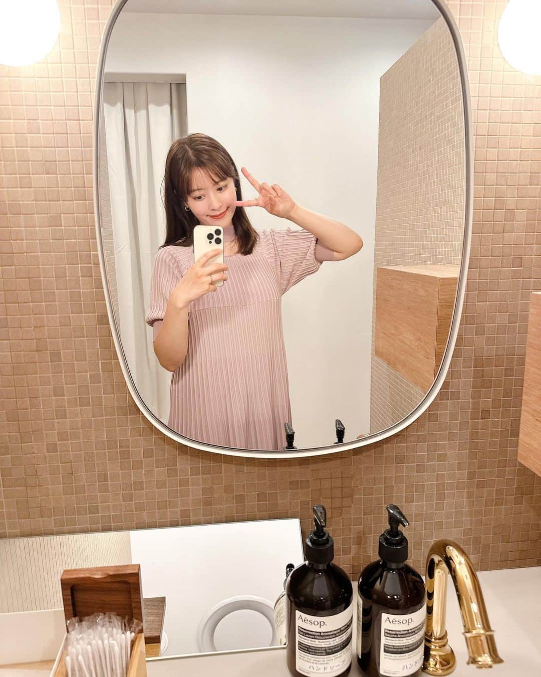 のインスタグラム：「クレアージュ東京で【YOU健診】を受けて来ました✨  YOU健診とは•••子宮・卵巣、大腸、乳房の検査で女性特有の疾患を総合的にチェックすることができる検査です。  実は以前 @medicaldoc_genova のYouTubeの取材でこちらのレディースドックを受けていて、そのときはもっと色んな項目を検査しました☺️  YOU健診は普段会社などで健康診断を受けている方や、人間ドックをしっかりやったけどその後の経過観察やフォローを兼ねて受けるのにオススメなプランなんだそう。  前来た時も思ったけど、院内はクリニックと思えないくらい綺麗でおしゃれだし、お客さんだけでなくスタッフさんも全員女性のみなので気兼ねなく過ごせます🌿  そして効率的に検査が進むので、ほぼ待ち時間もなく短時間で終わるのも嬉しい！  こういう検査って頻繁に受けるものでもないから、ポジティブな気持ちで受けるためにもクリニック選びは大切だなと感じました✨  #クレアージュ東京レディースドッククリニック#YOU健診#婦人科検診#レディースドック#健康診断」